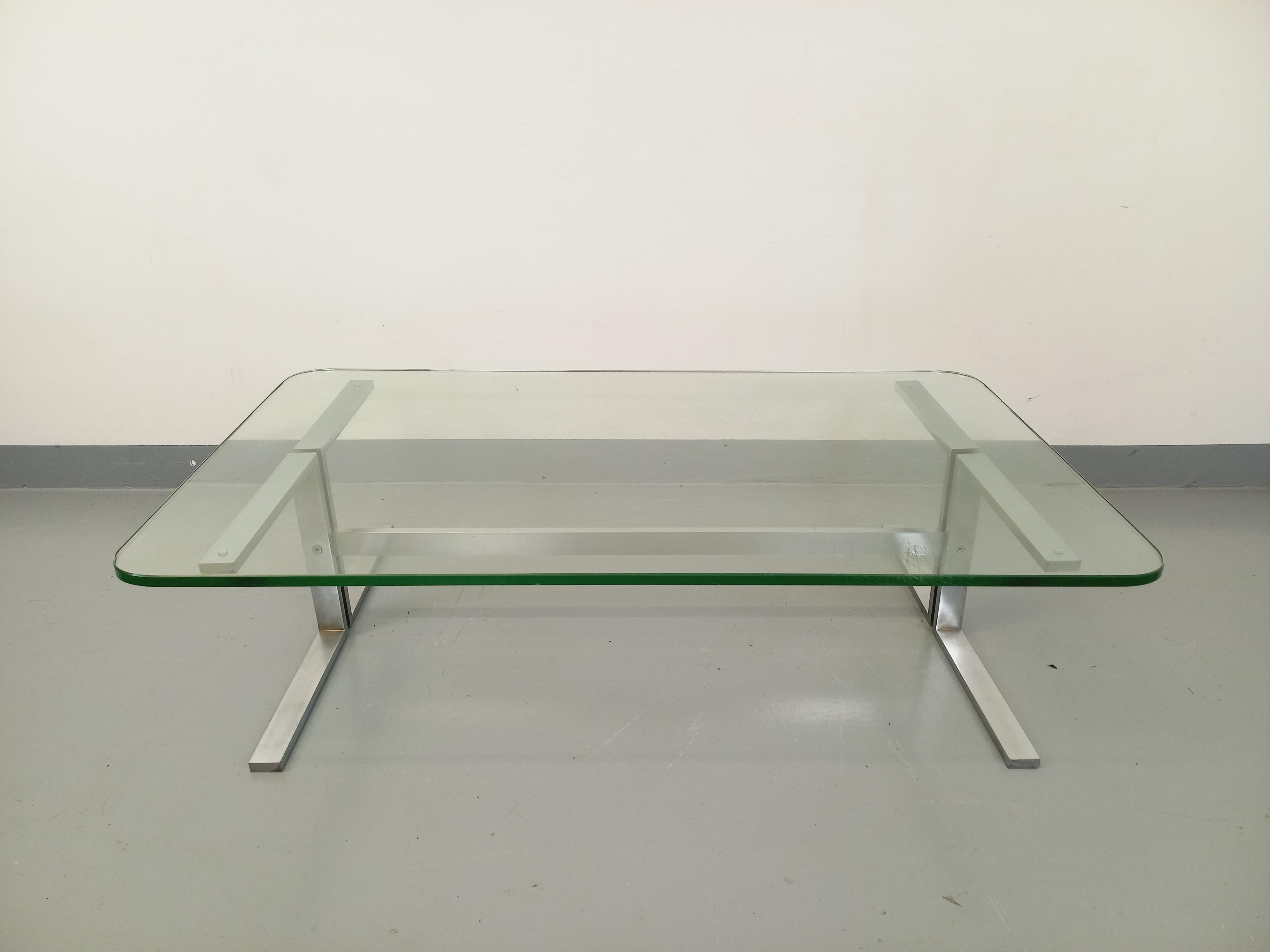 Vintage-Tisch aus transparentem Glas und Aluminium aus den 70er Jahren (Französisch) im Angebot