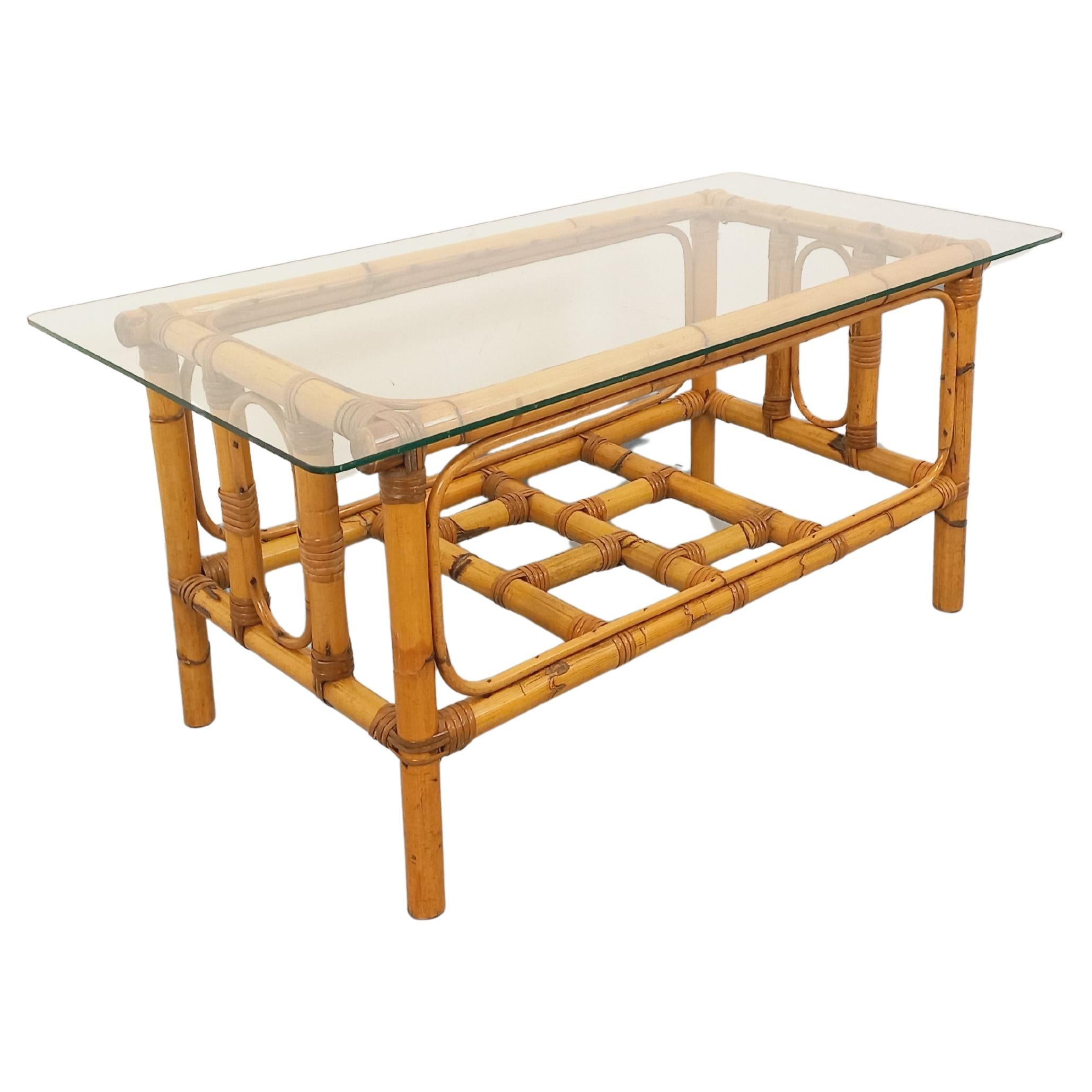 Table basse vintage en verre transparent et rotin des années 70 For Sale