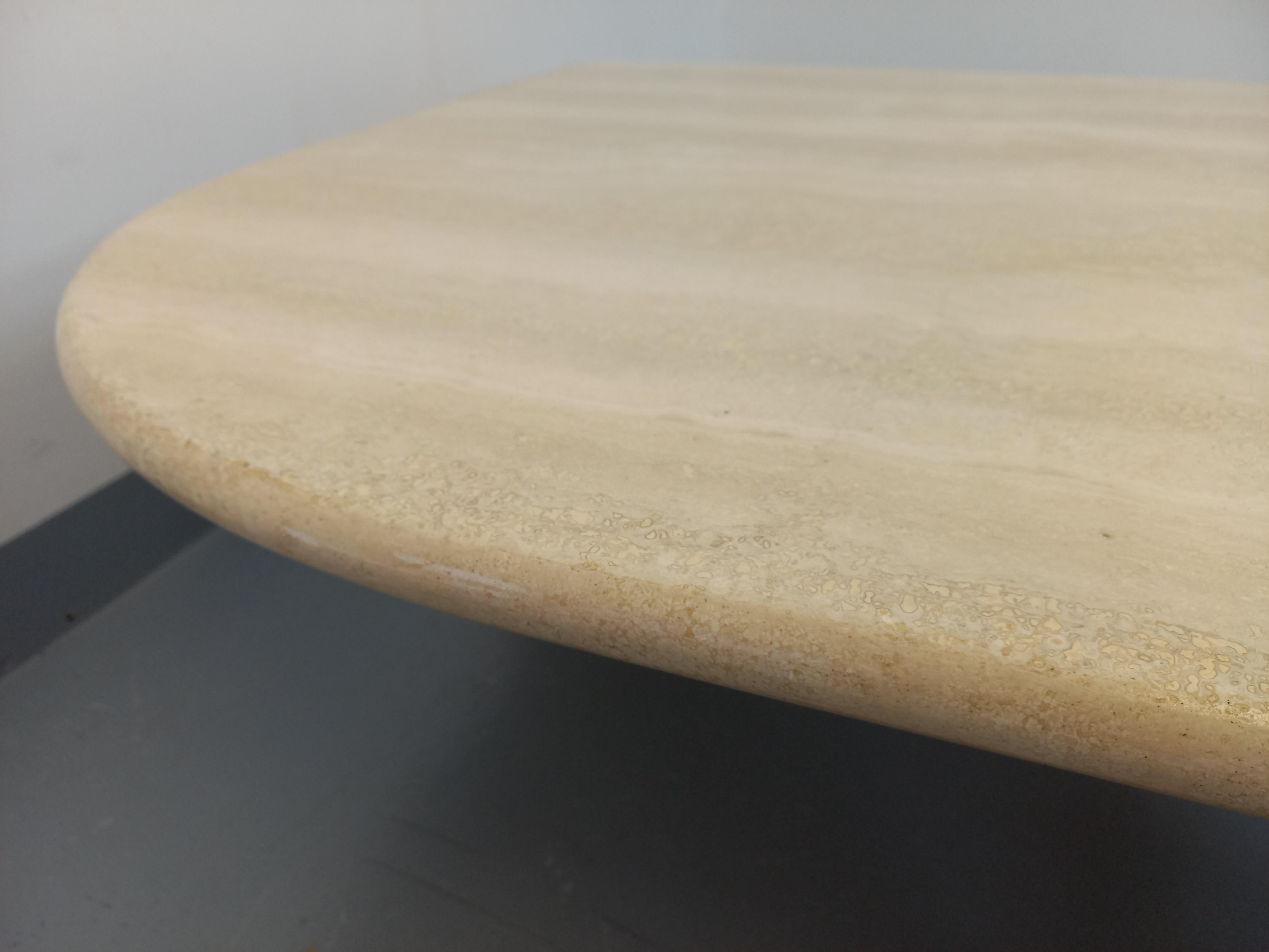 Table basse vintage Roche Bobois en travertin des années 70 3