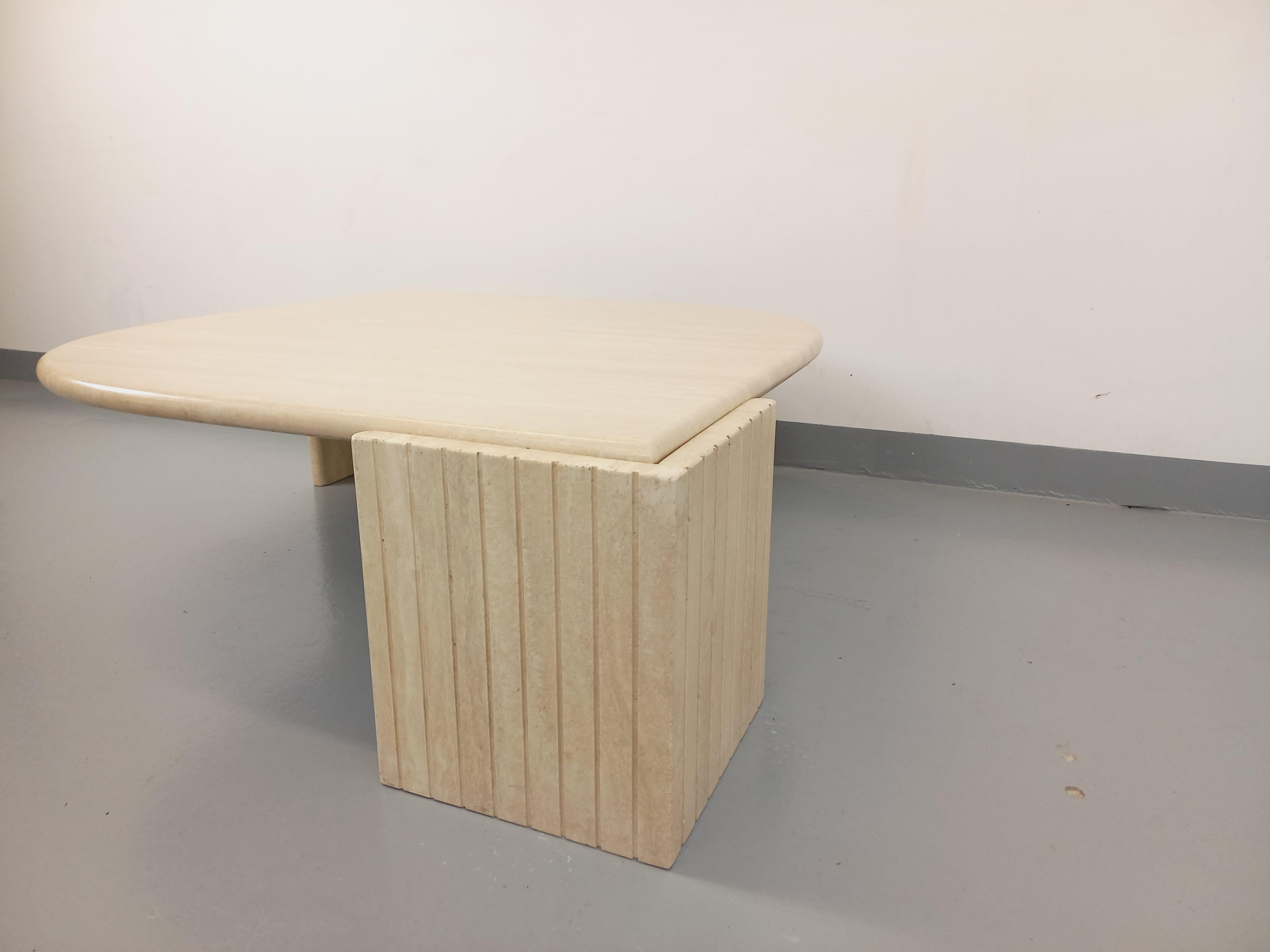 Table basse vintage Roche Bobois en travertin des années 70 4