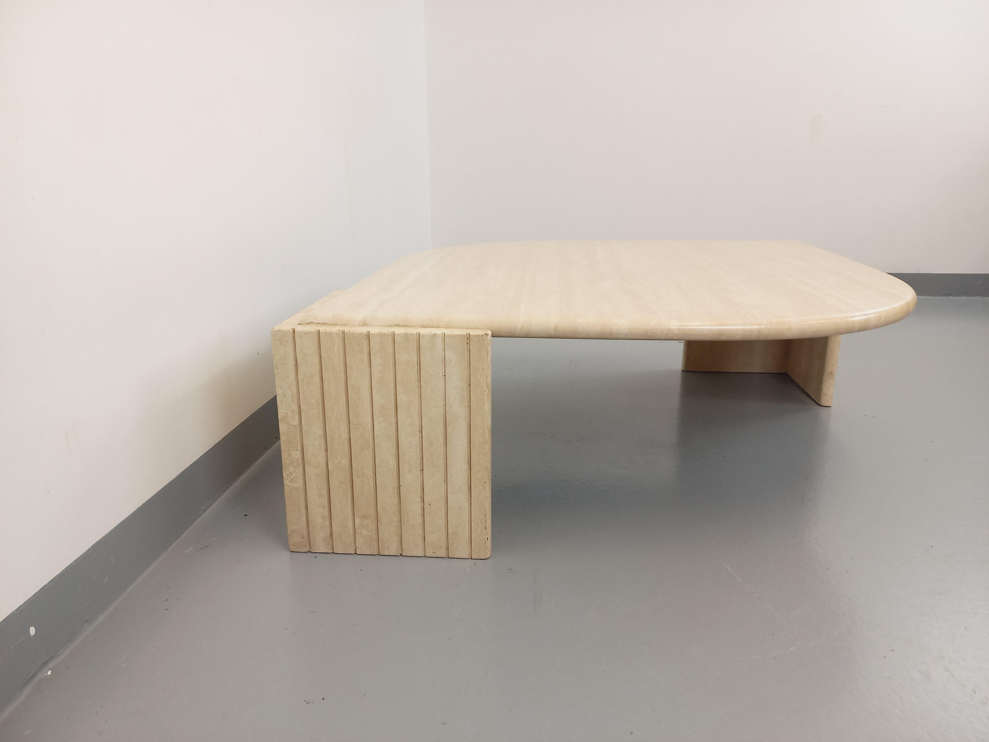 Table basse vintage Roche Bobois en travertin des années 70 5