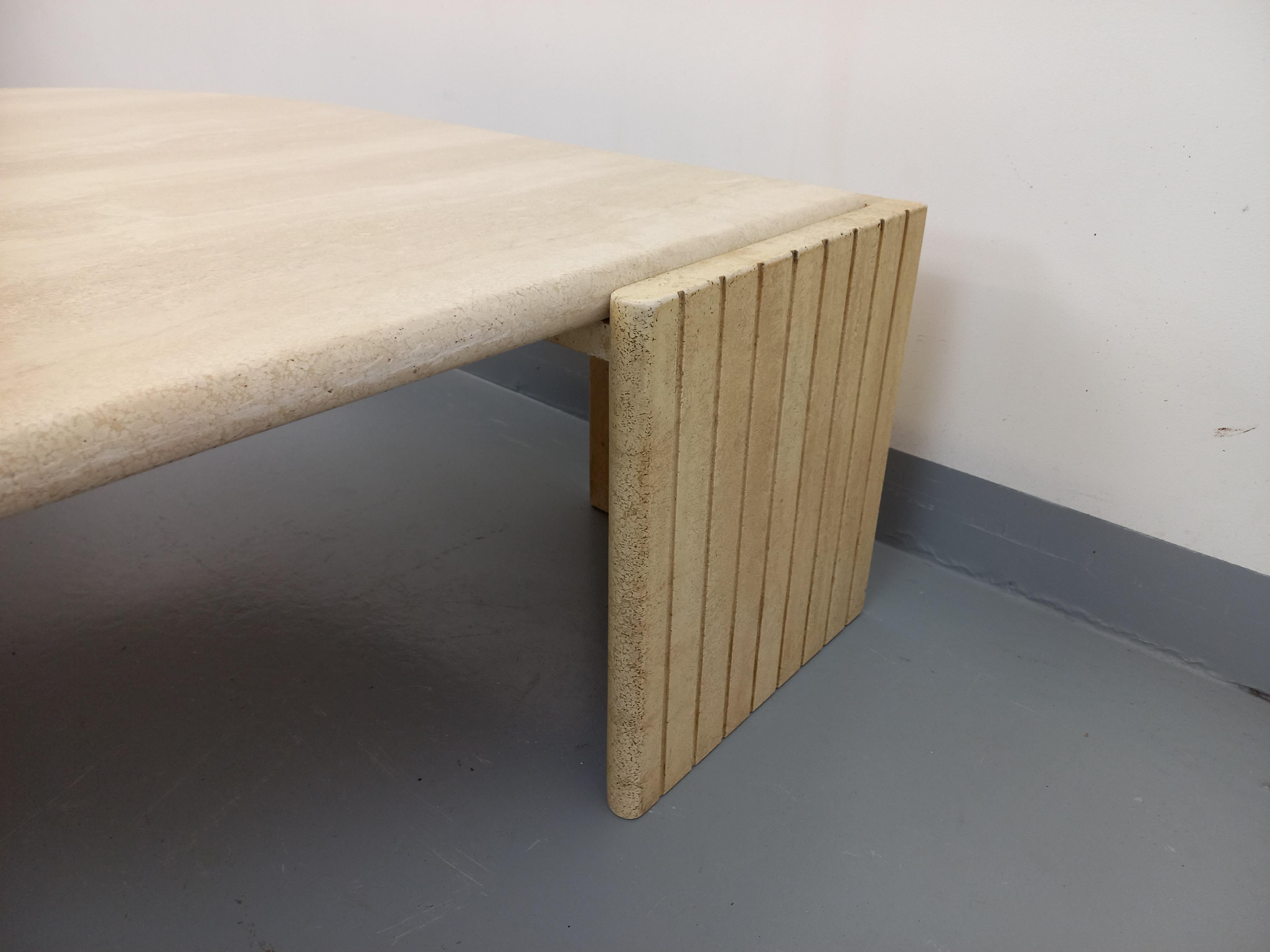 Table basse vintage Roche Bobois en travertin des années 70 5