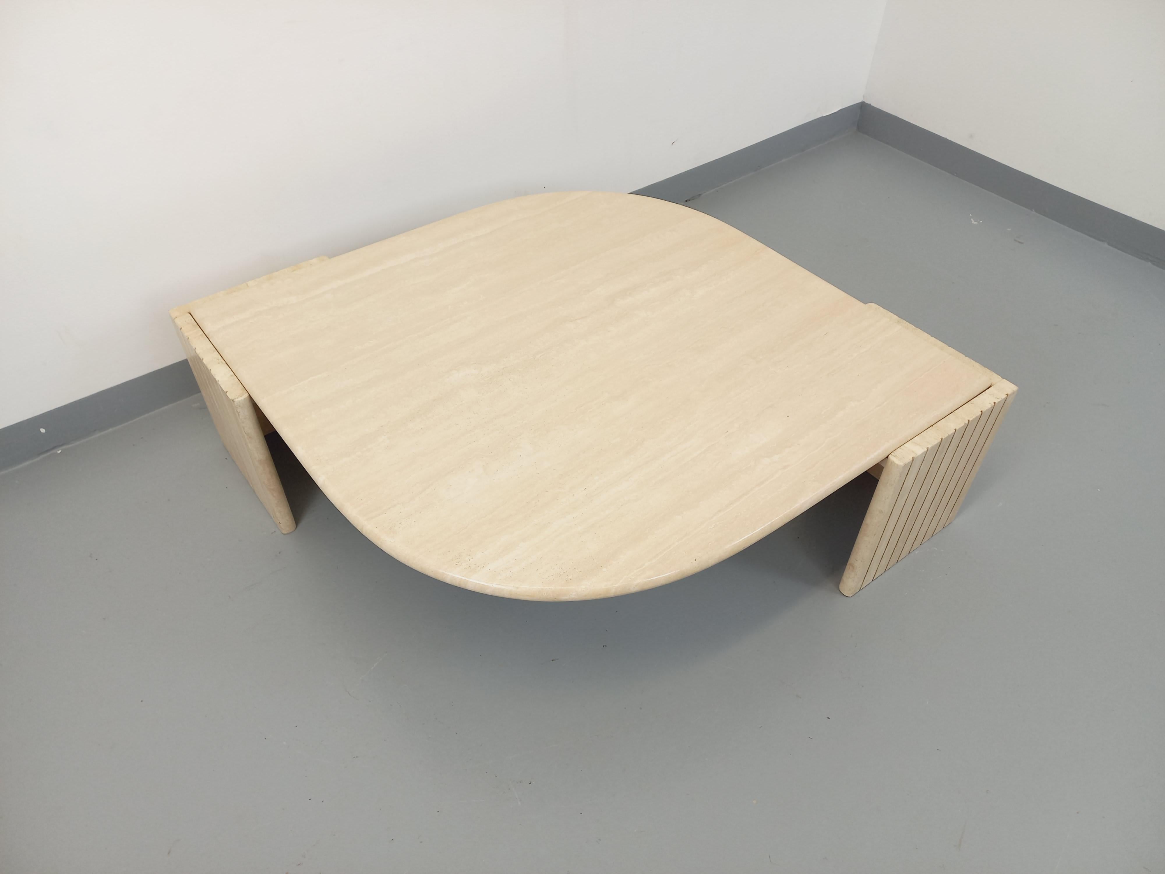 Table basse vintage Roche Bobois en travertin des années 70 6