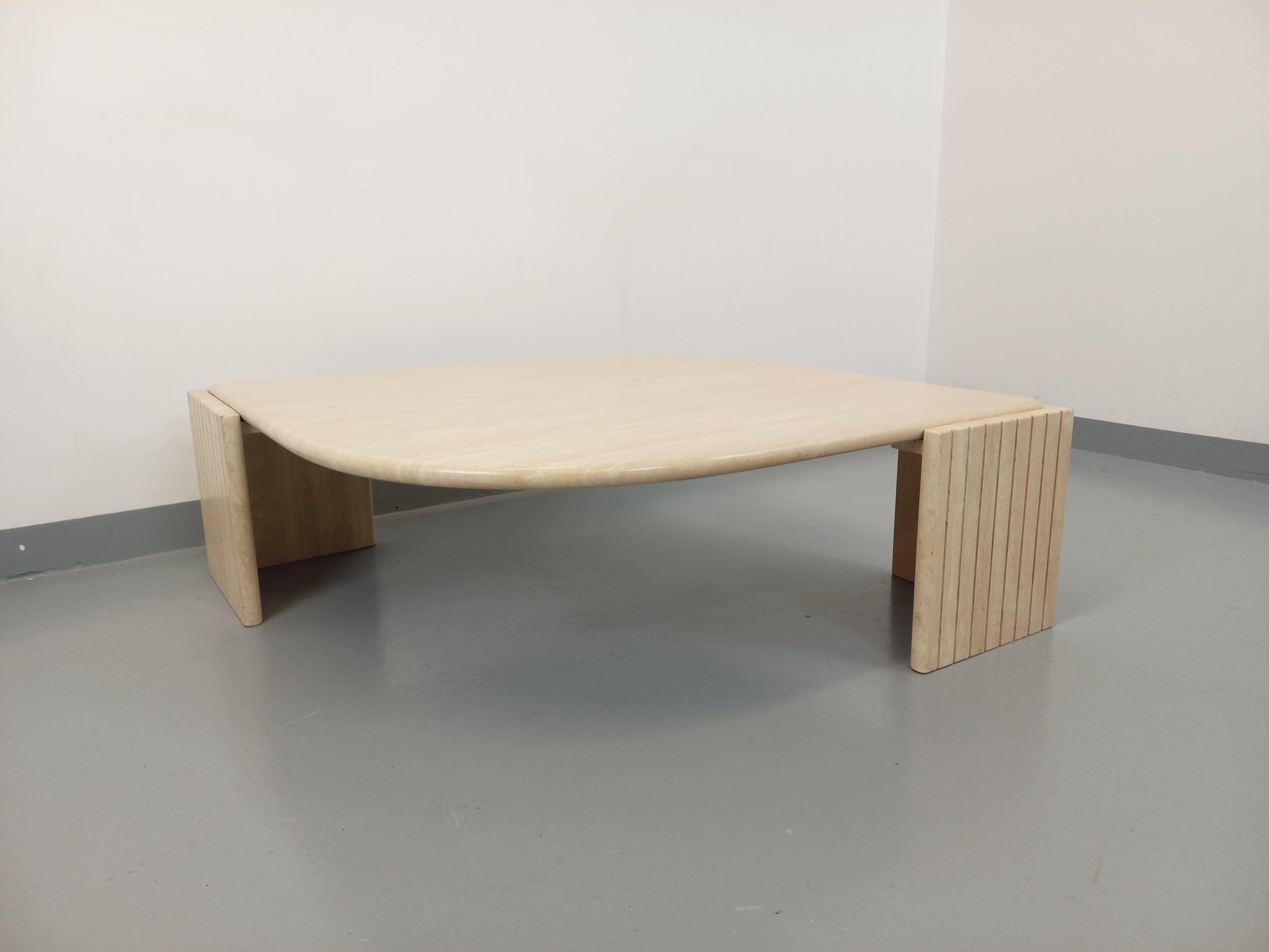 Table basse vintage Roche Bobois en travertin des années 70 7