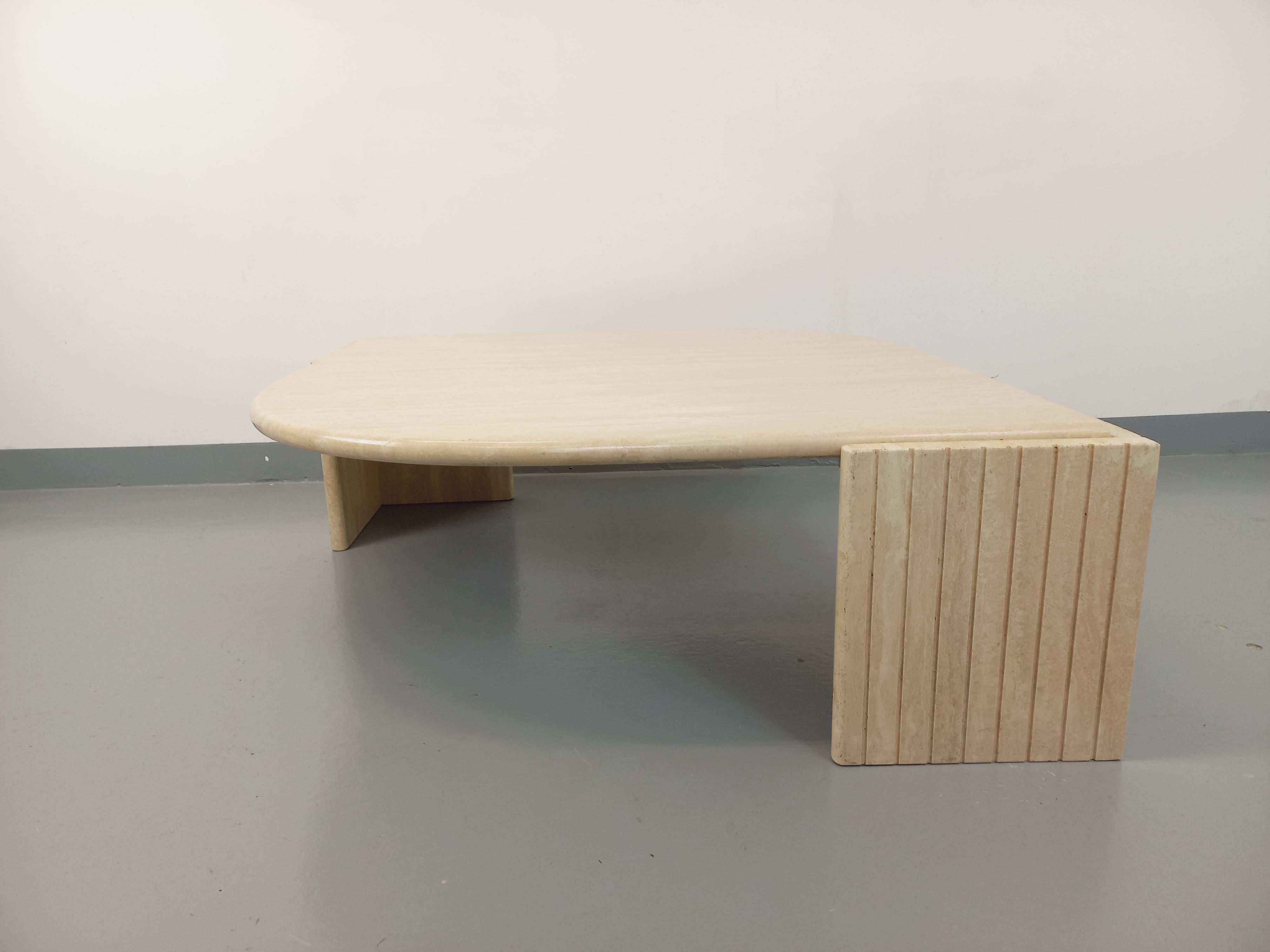 Table basse vintage Roche Bobois en travertin des années 70 8