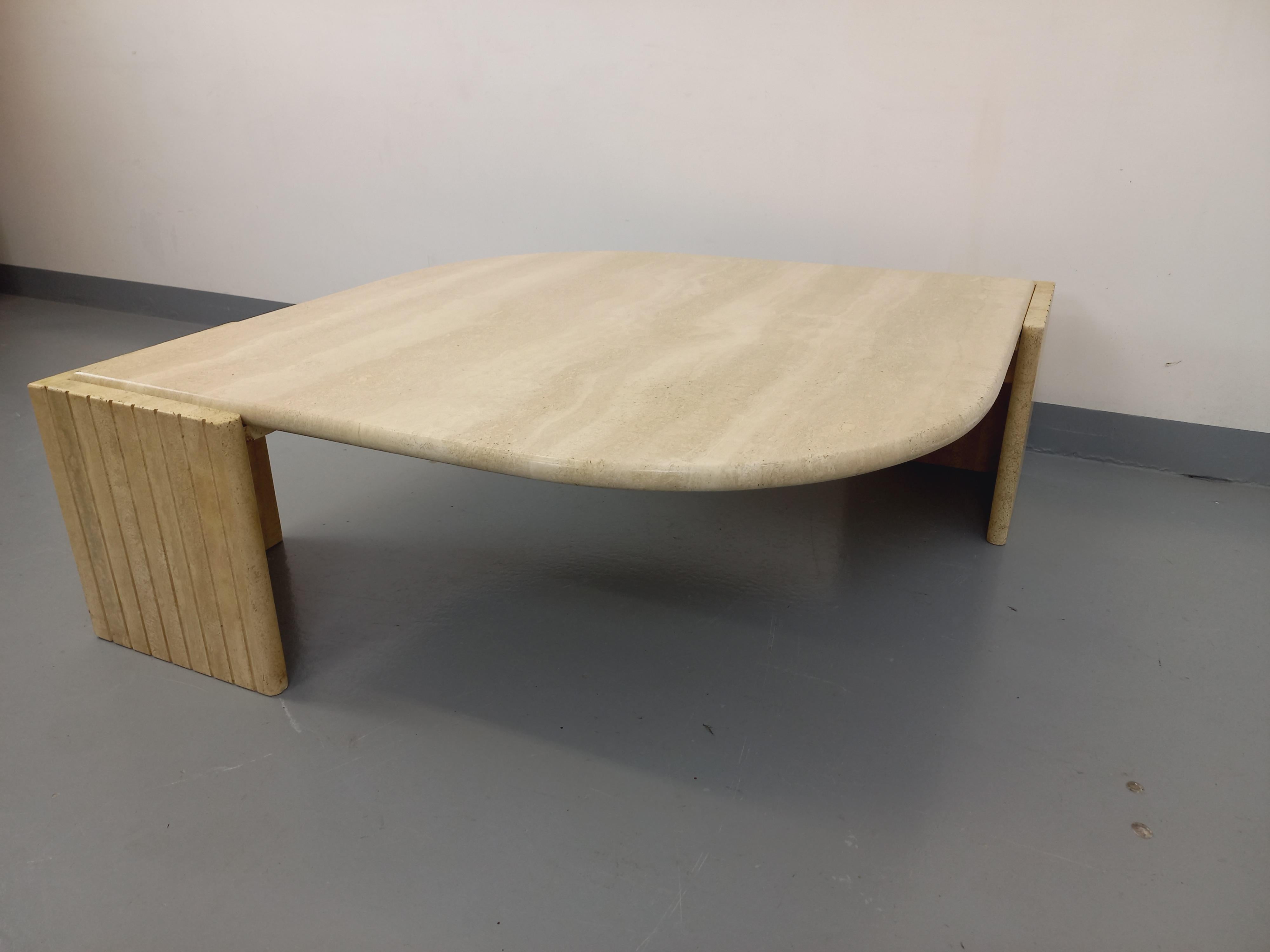 Table basse vintage Roche Bobois en travertin des années 70 8