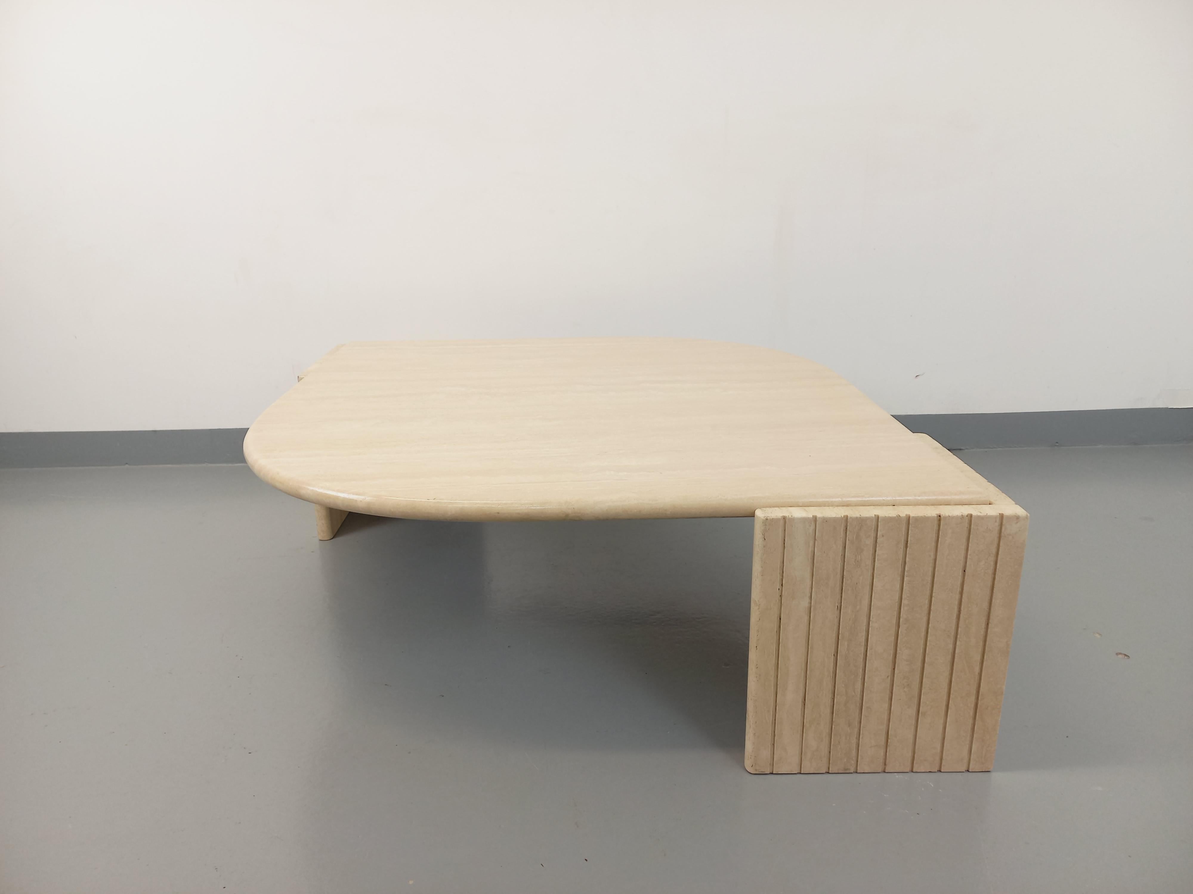 Table basse vintage Roche Bobois en travertin des années 70 9