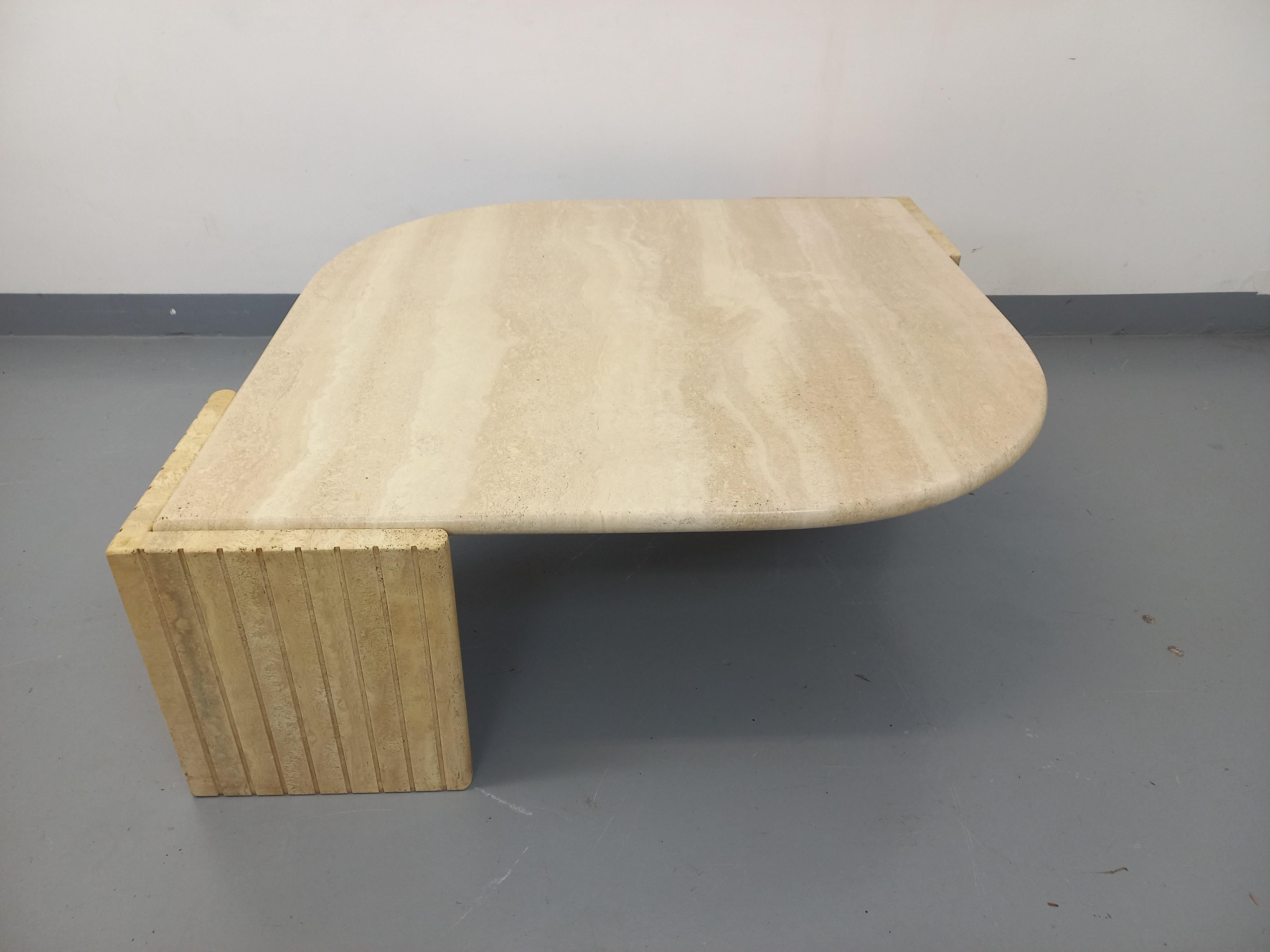 Mid-Century Modern Table basse vintage Roche Bobois en travertin des années 70