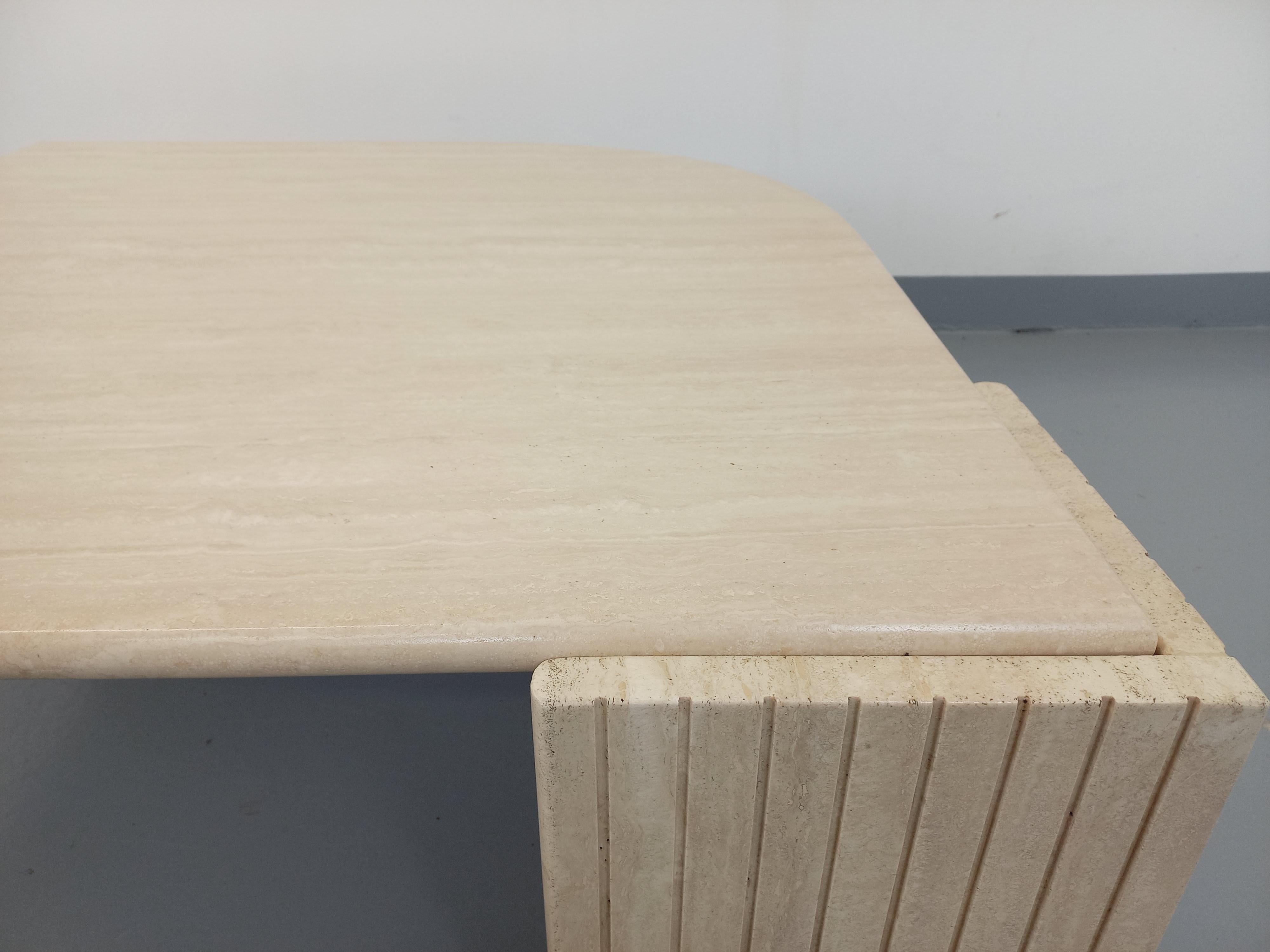 Français Table basse vintage Roche Bobois en travertin des années 70
