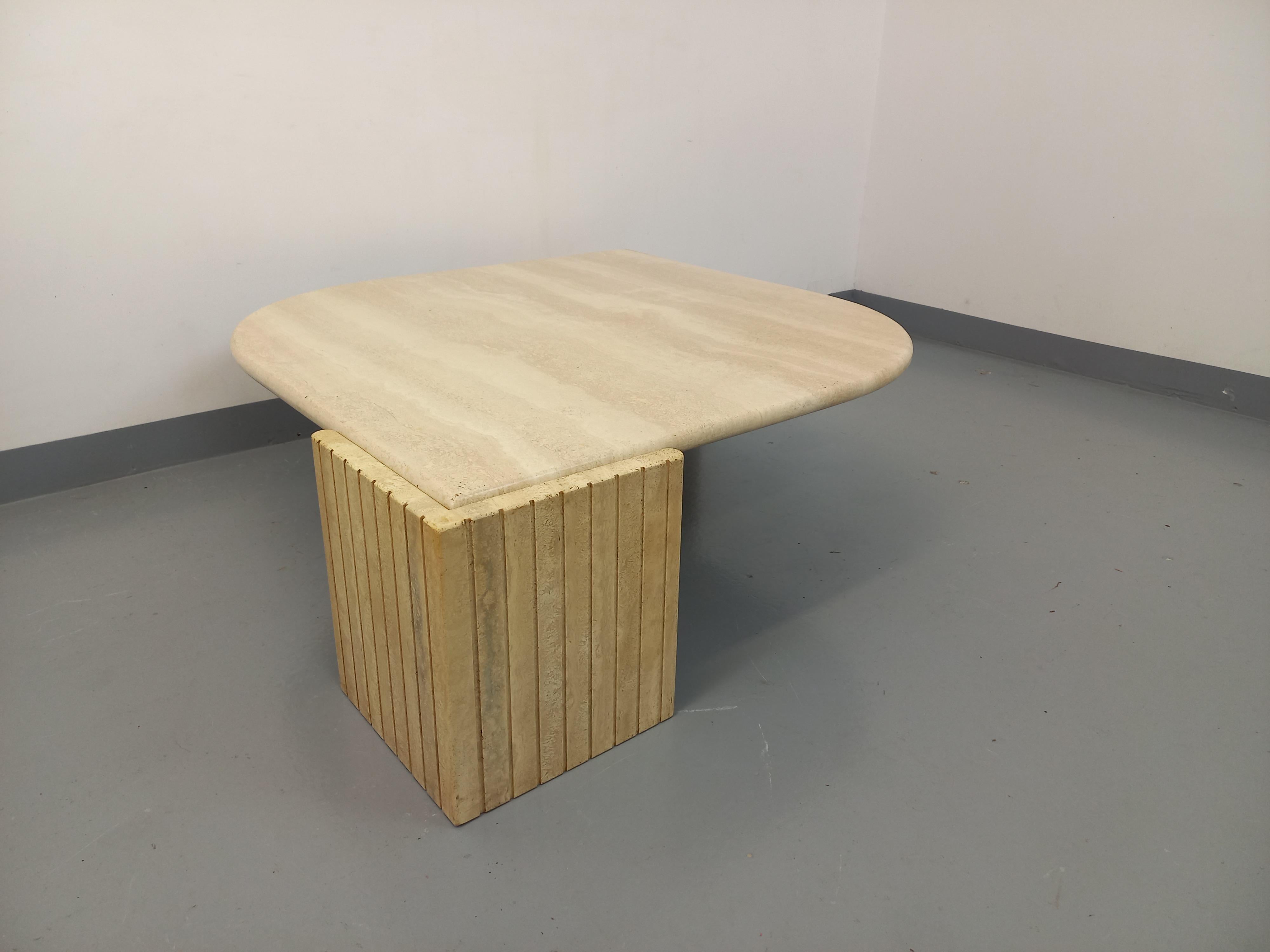 Français Table basse vintage Roche Bobois en travertin des années 70