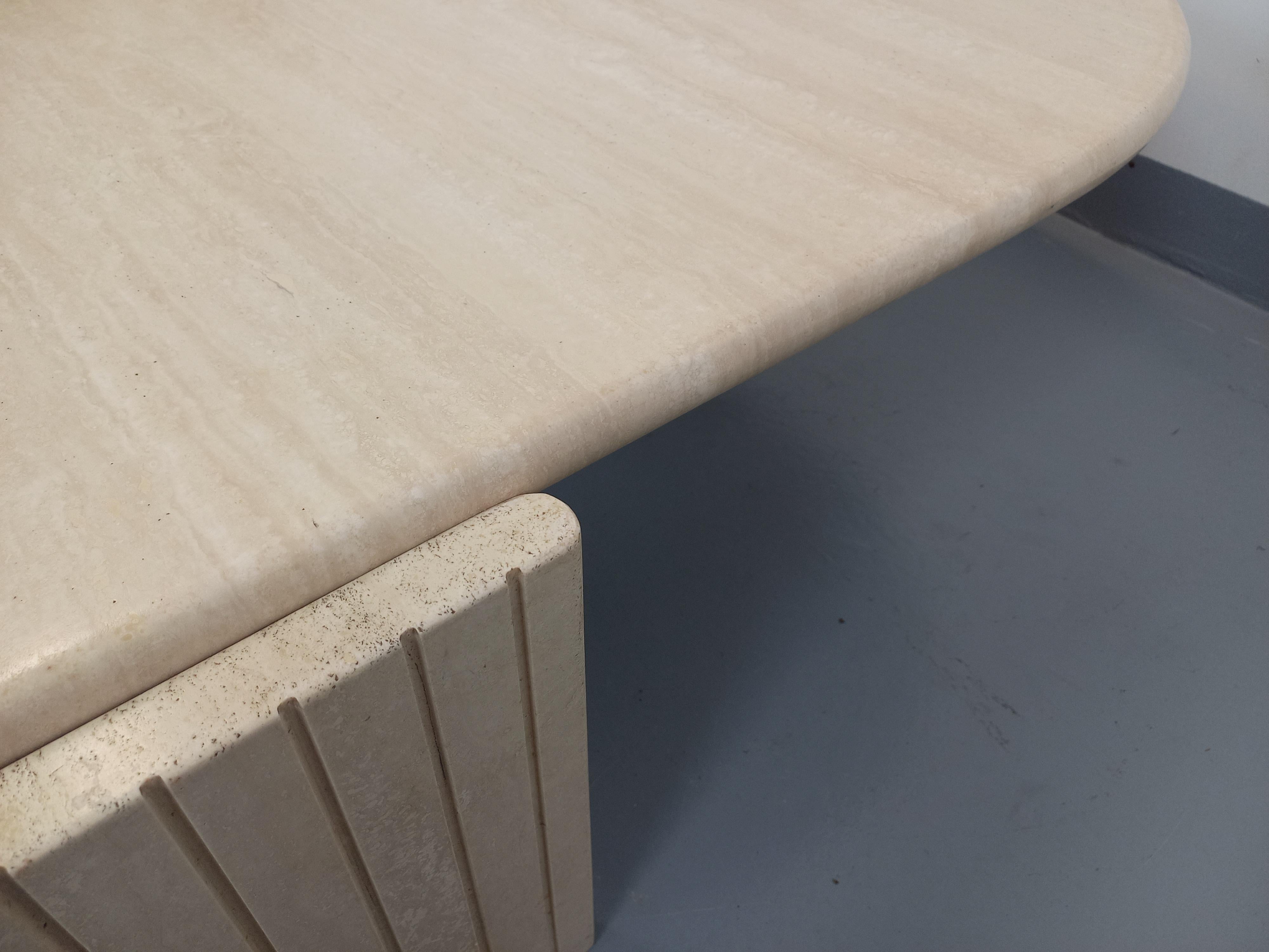 Table basse vintage Roche Bobois en travertin des années 70 Bon état à BESANÇON, FR