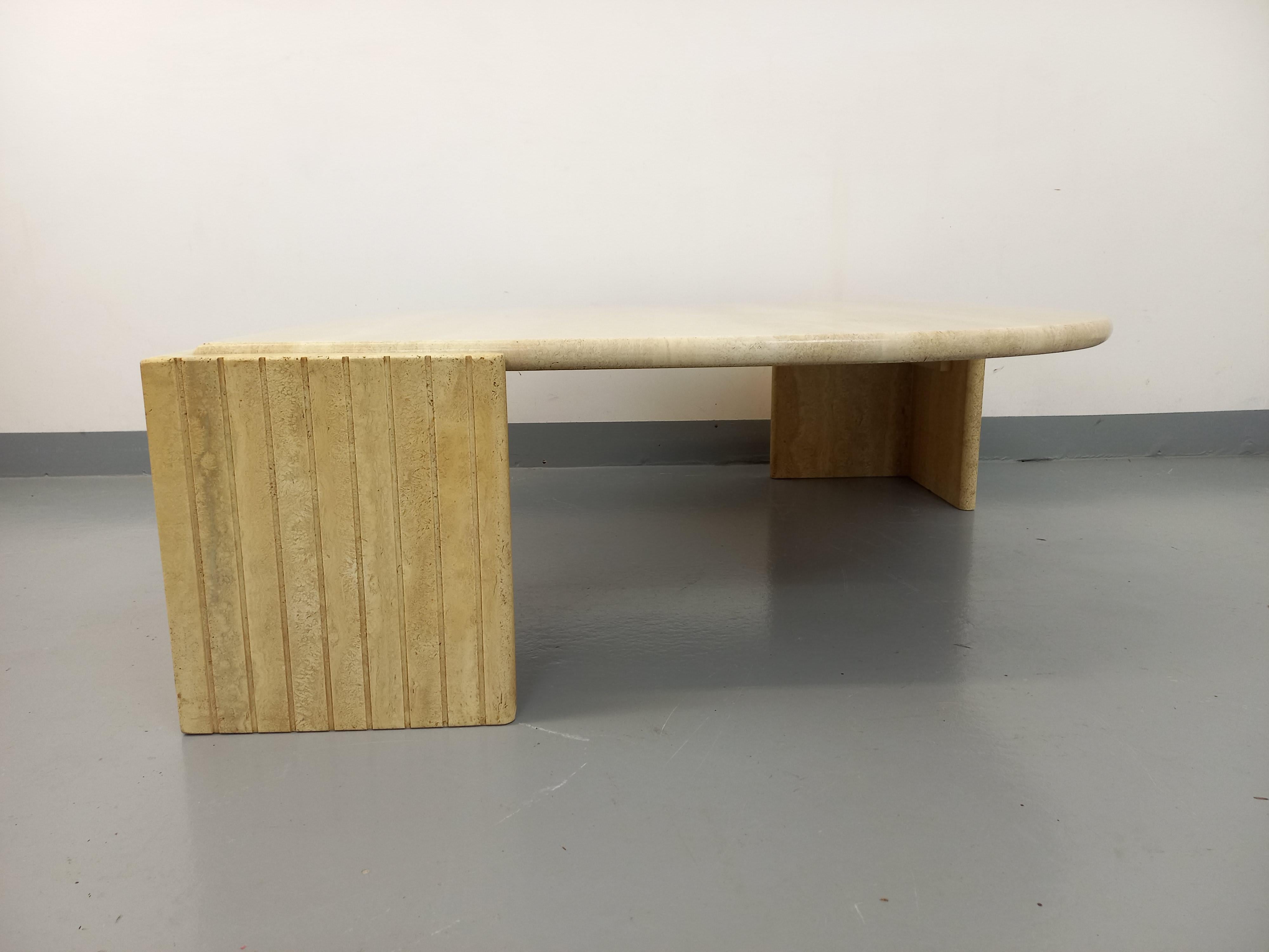 Table basse vintage Roche Bobois en travertin des années 70 Bon état à BESANÇON, FR