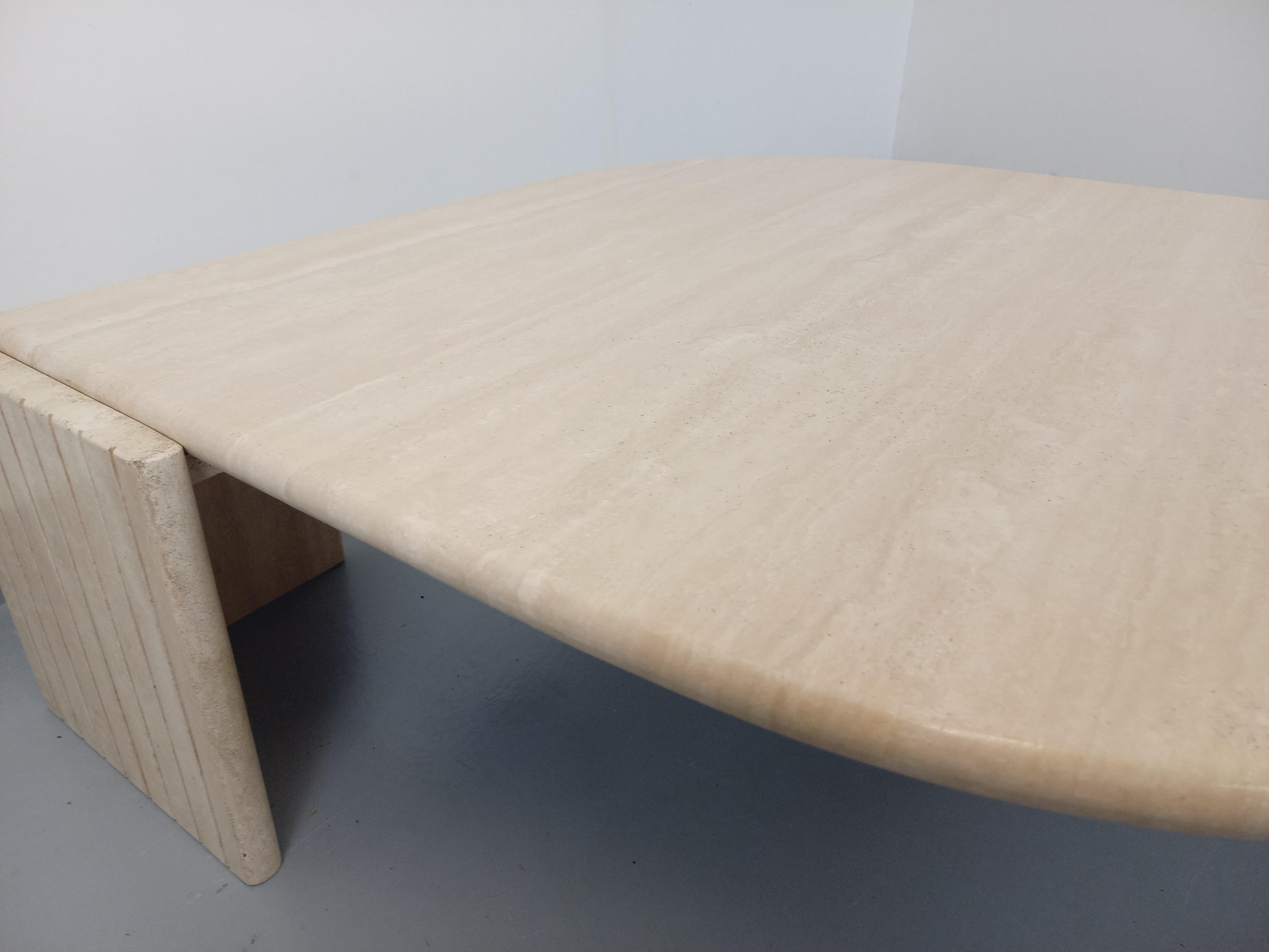 Table basse vintage Roche Bobois en travertin des années 70 1