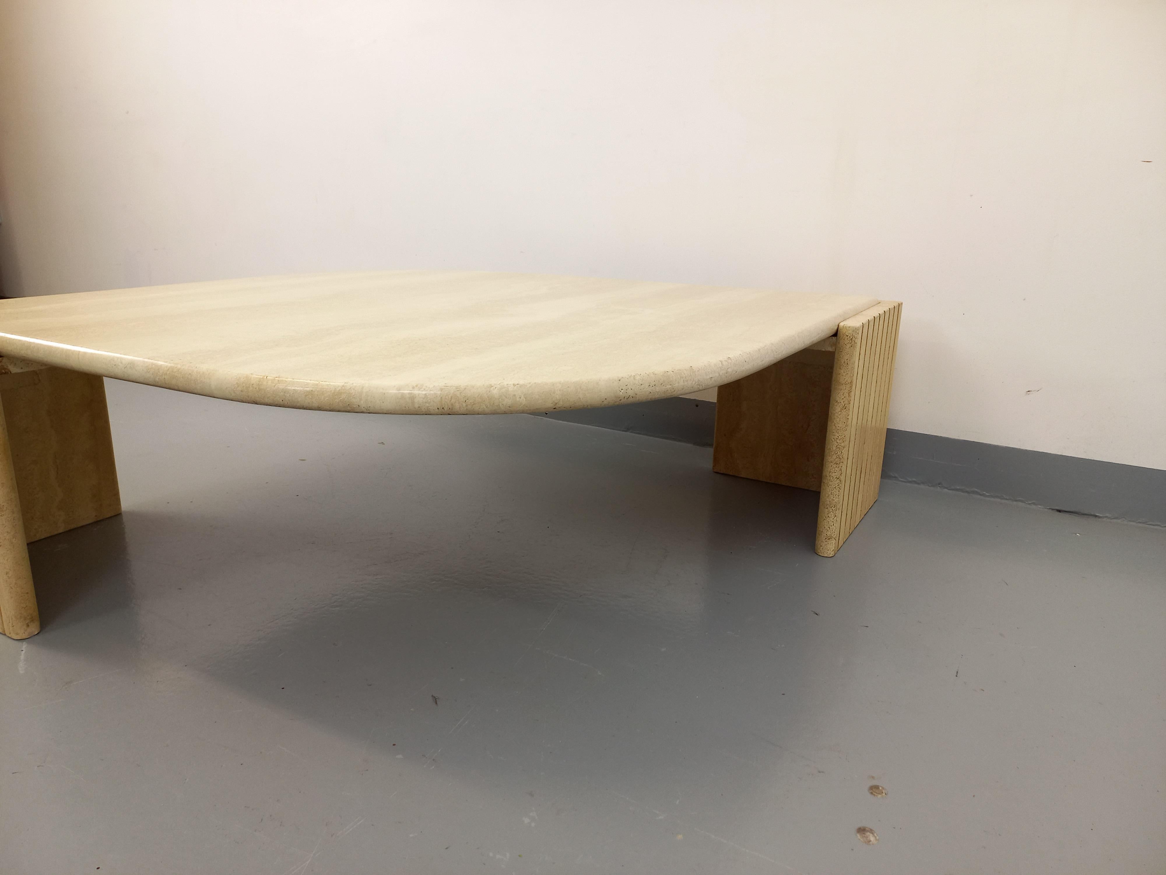 Table basse vintage Roche Bobois en travertin des années 70 1