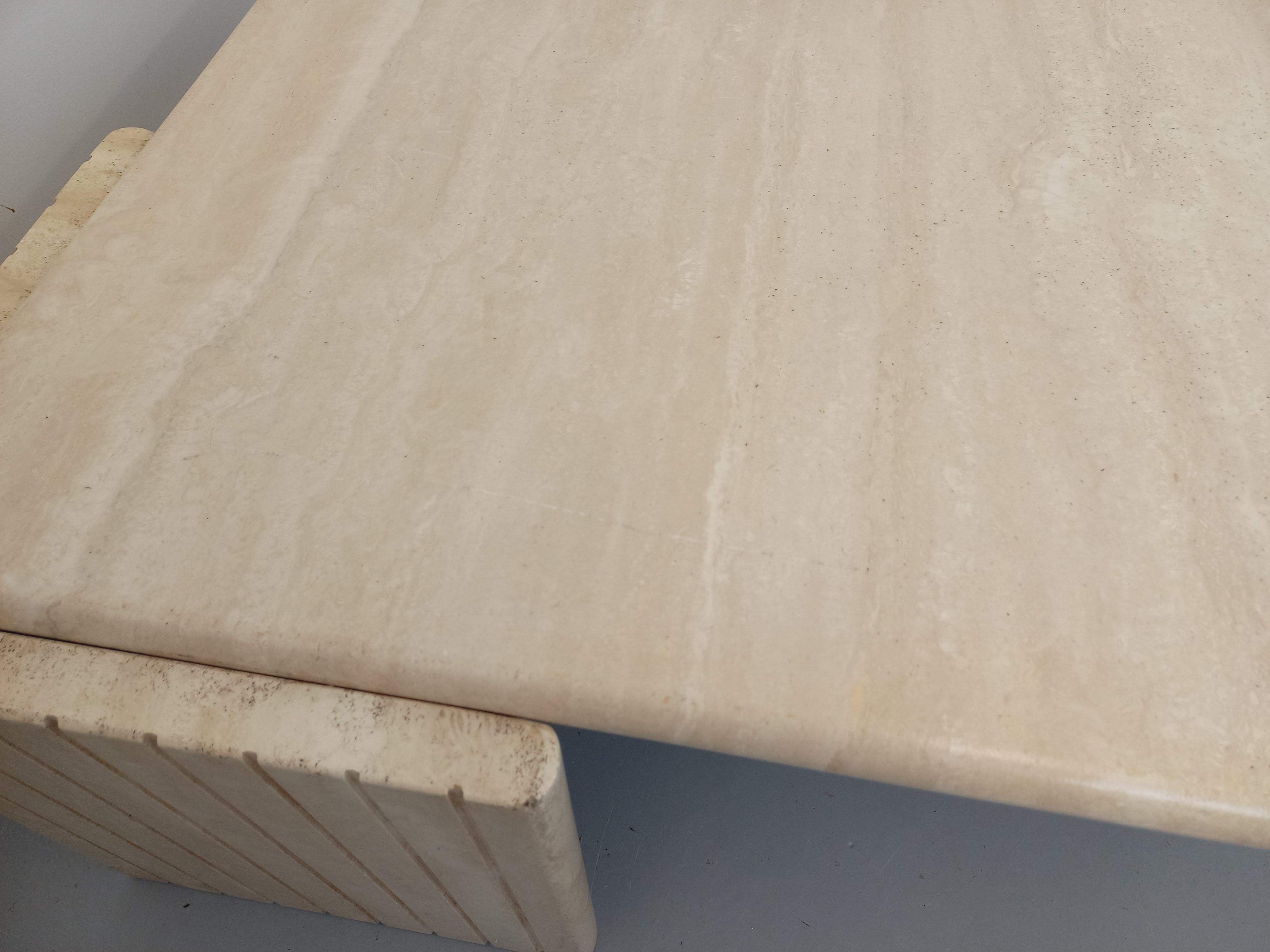 Table basse vintage Roche Bobois en travertin des années 70 2