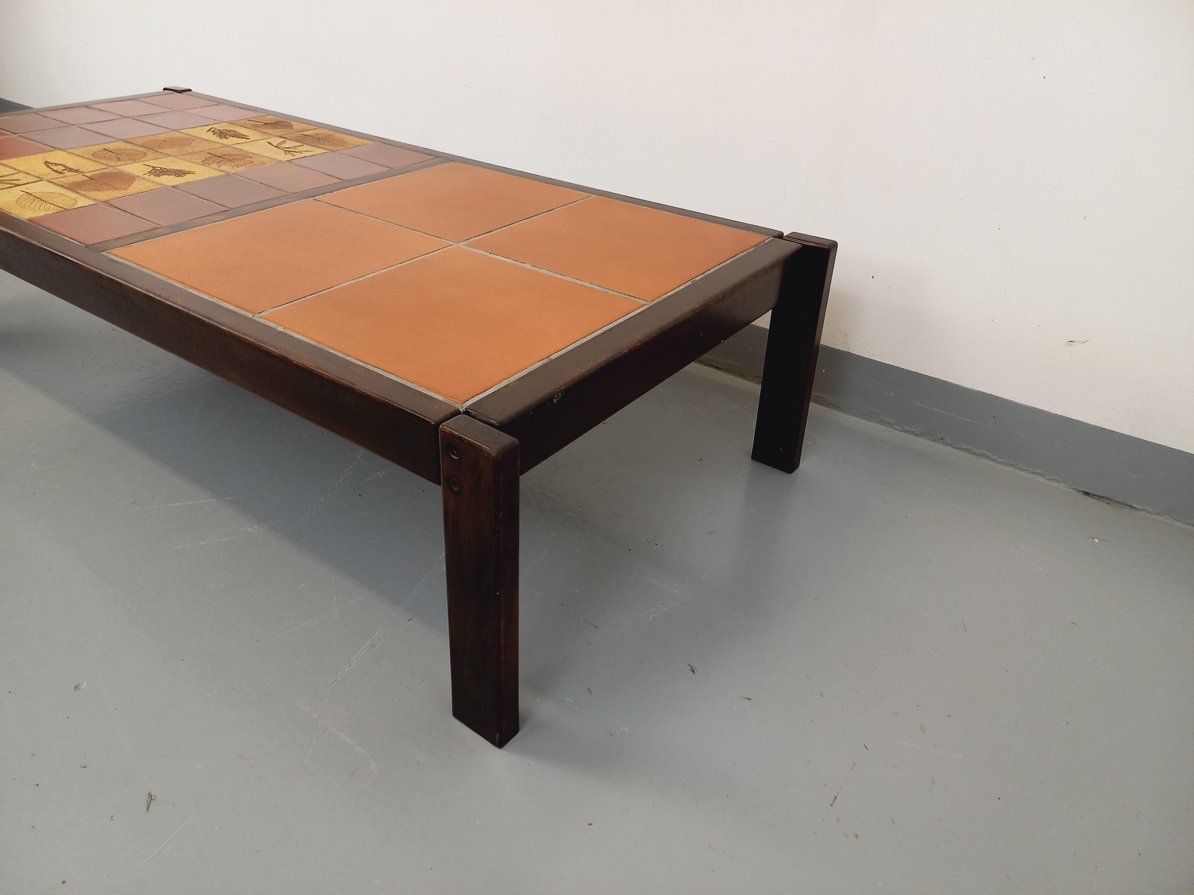Table basse vintage Roger Capron en bois foncé et céramique de Vallauris en vente 4