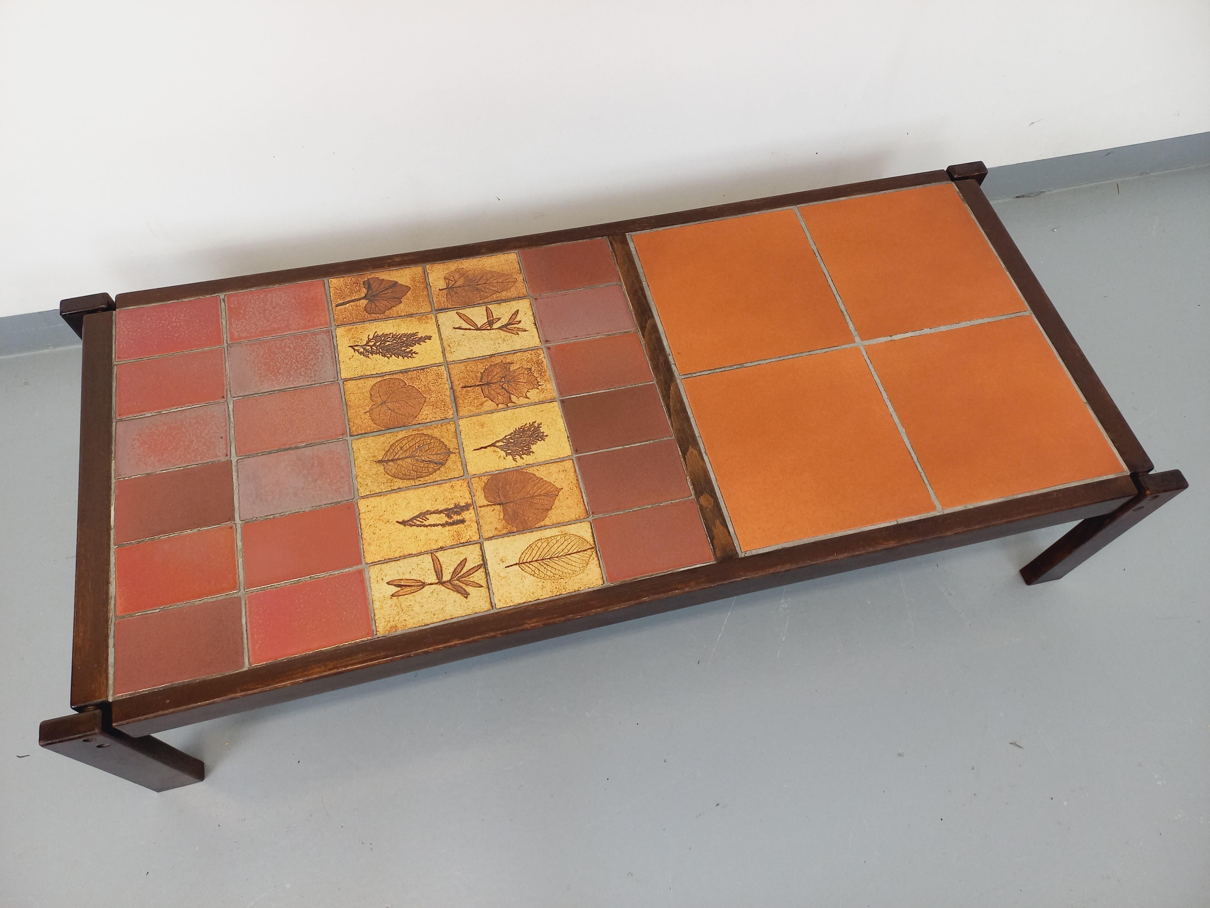 Table basse vintage Roger Capron en bois foncé et céramique de Vallauris en vente 5