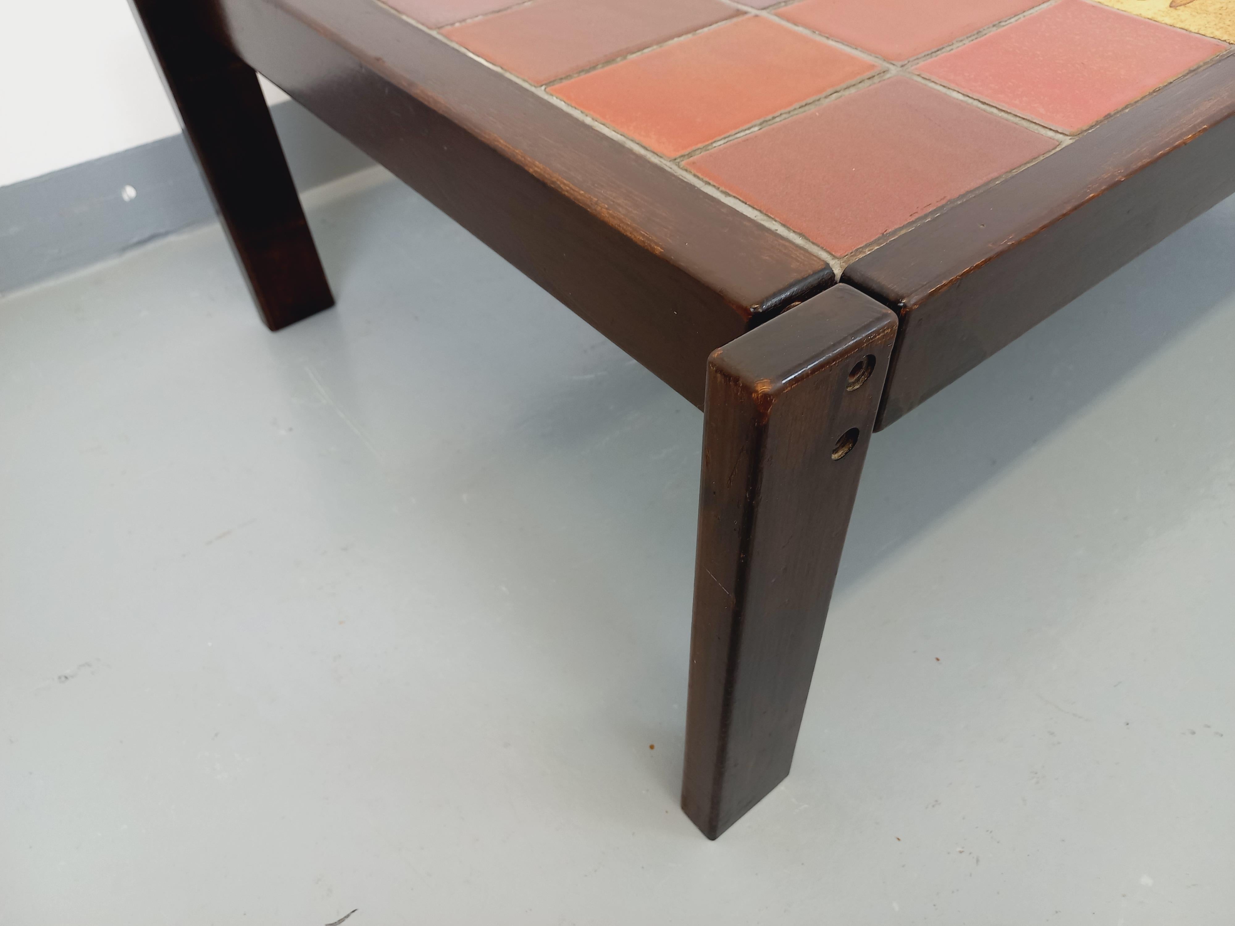 Table basse vintage Roger Capron en bois foncé et céramique de Vallauris en vente 6