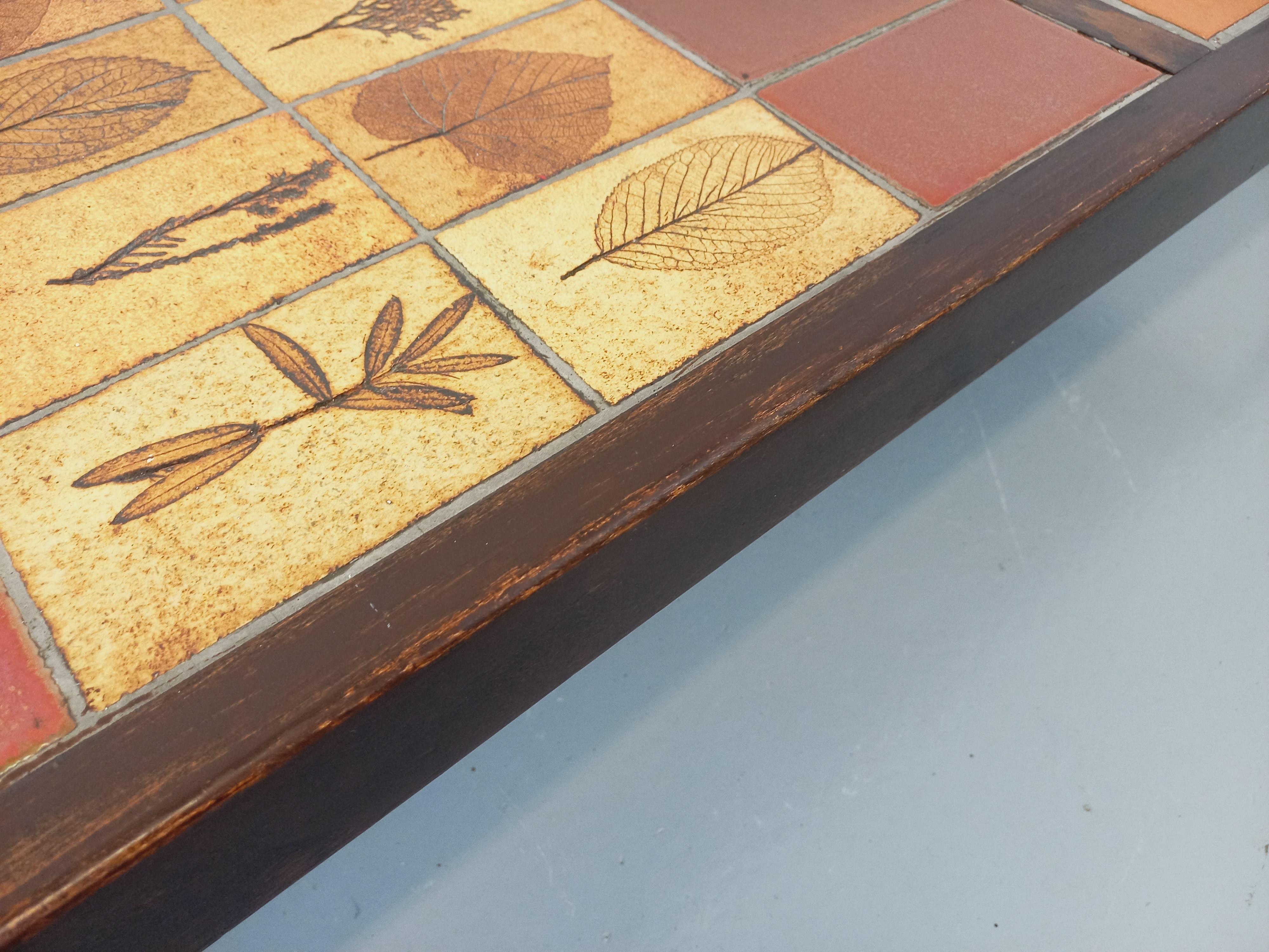 Table basse vintage Roger Capron en bois foncé et céramique de Vallauris en vente 7