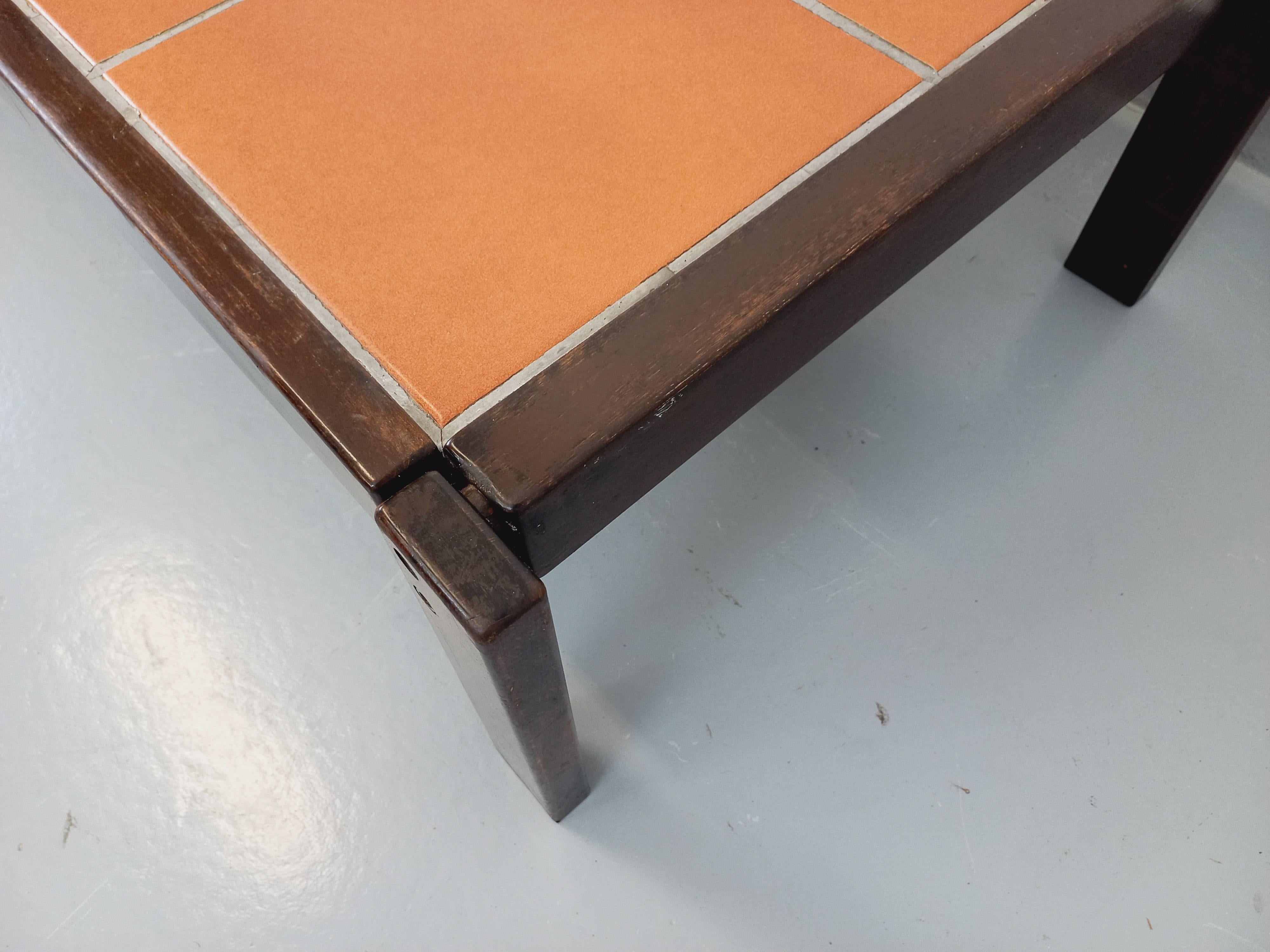Table basse vintage Roger Capron en bois foncé et céramique de Vallauris en vente 8