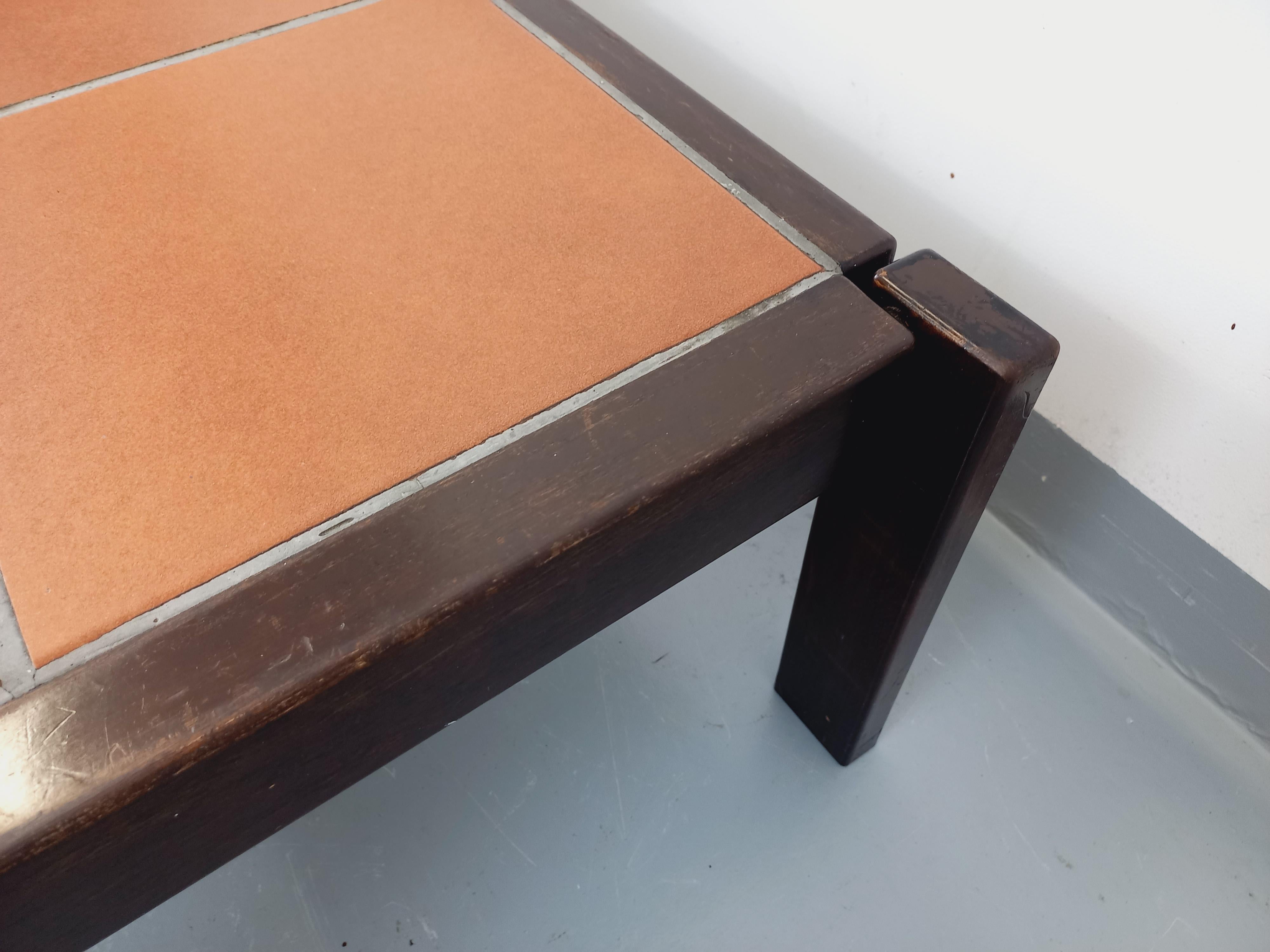 Table basse vintage Roger Capron en bois foncé et céramique de Vallauris en vente 9