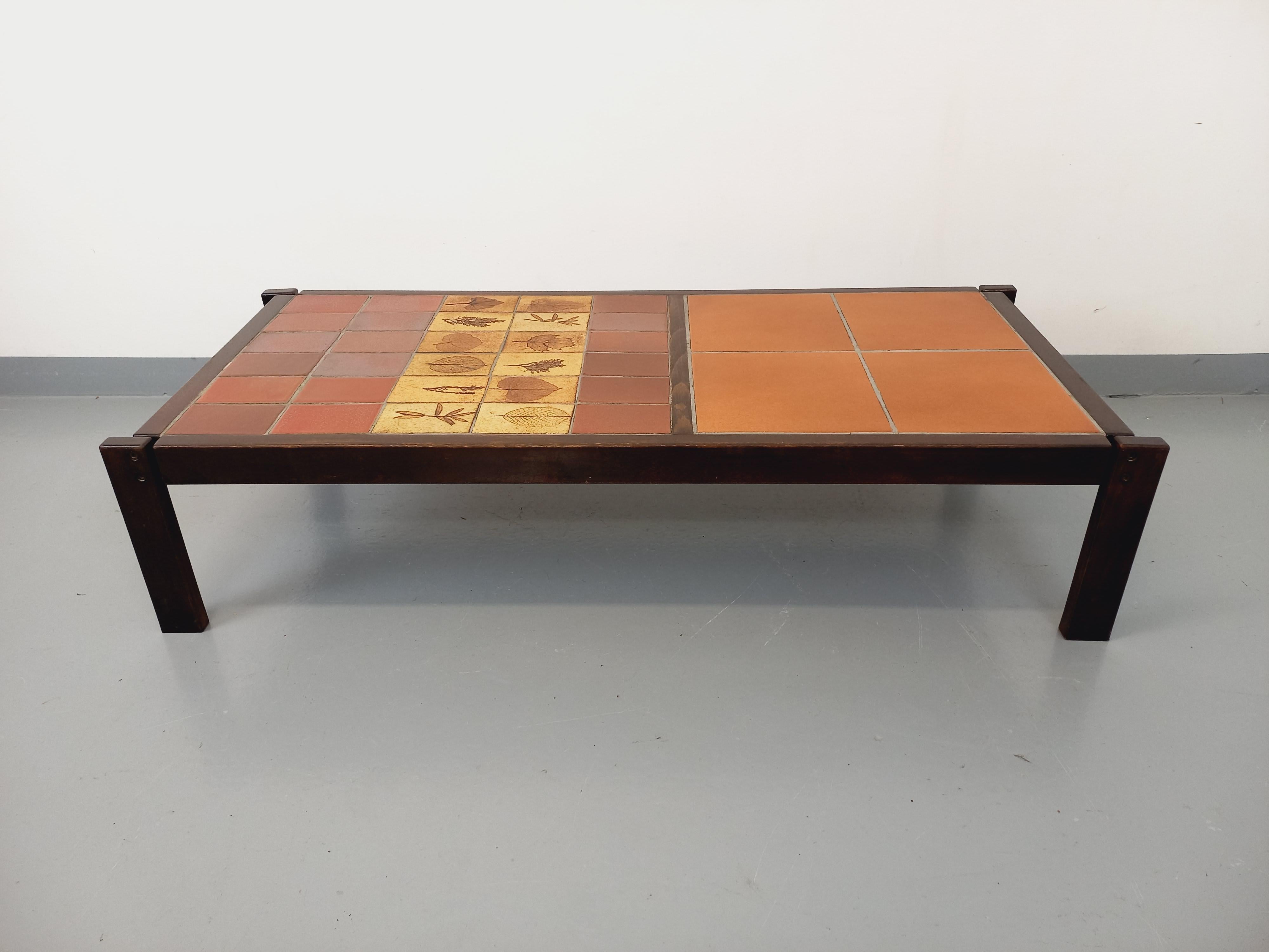 Grande table basse rectangulaire vintage Roger Capron des années 60 70, pieds et structure en bois de hêtre foncé, plateau rectangulaire en céramique de Vallauris avec insertion de 3 motifs différents : motif herbier ocre / céramique brique /