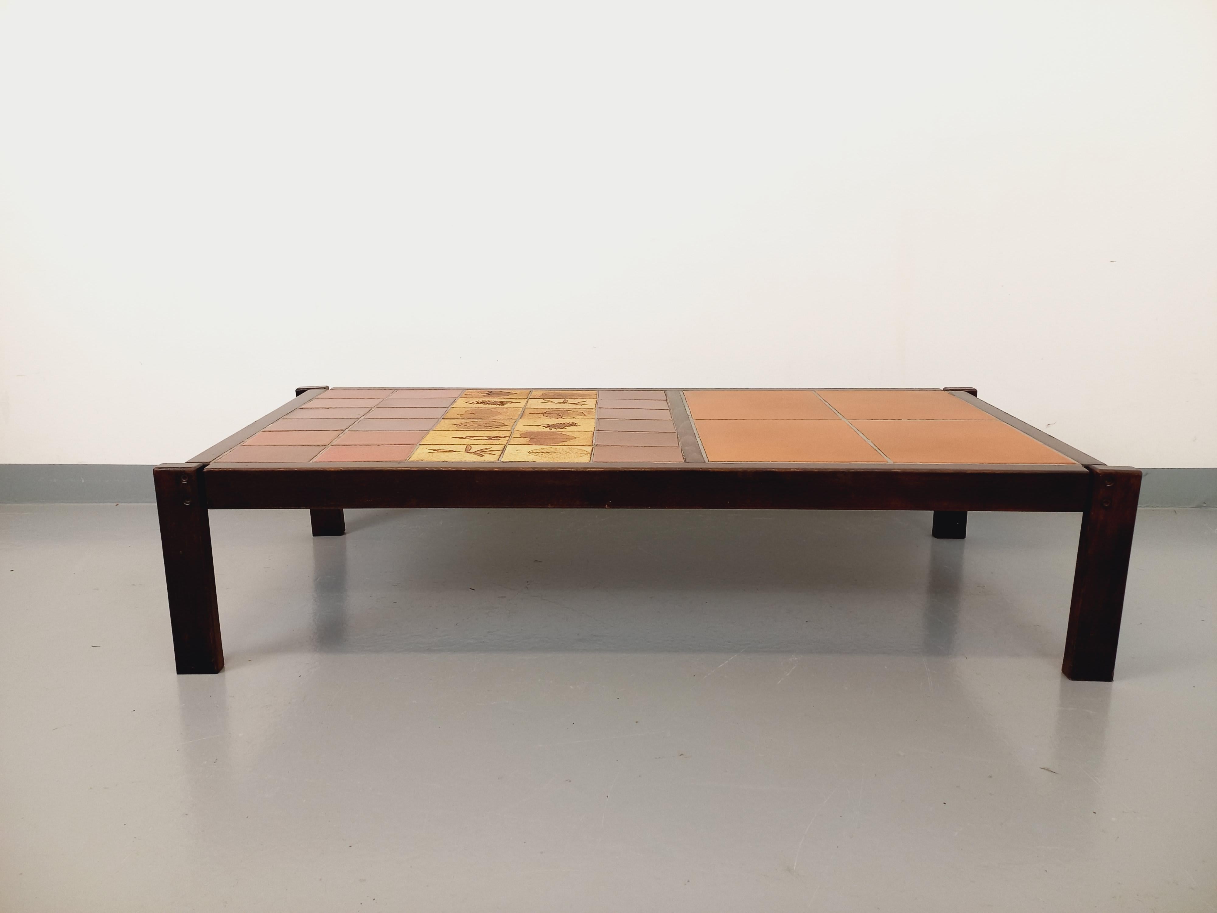 Mid-Century Modern Table basse vintage Roger Capron en bois foncé et céramique de Vallauris en vente