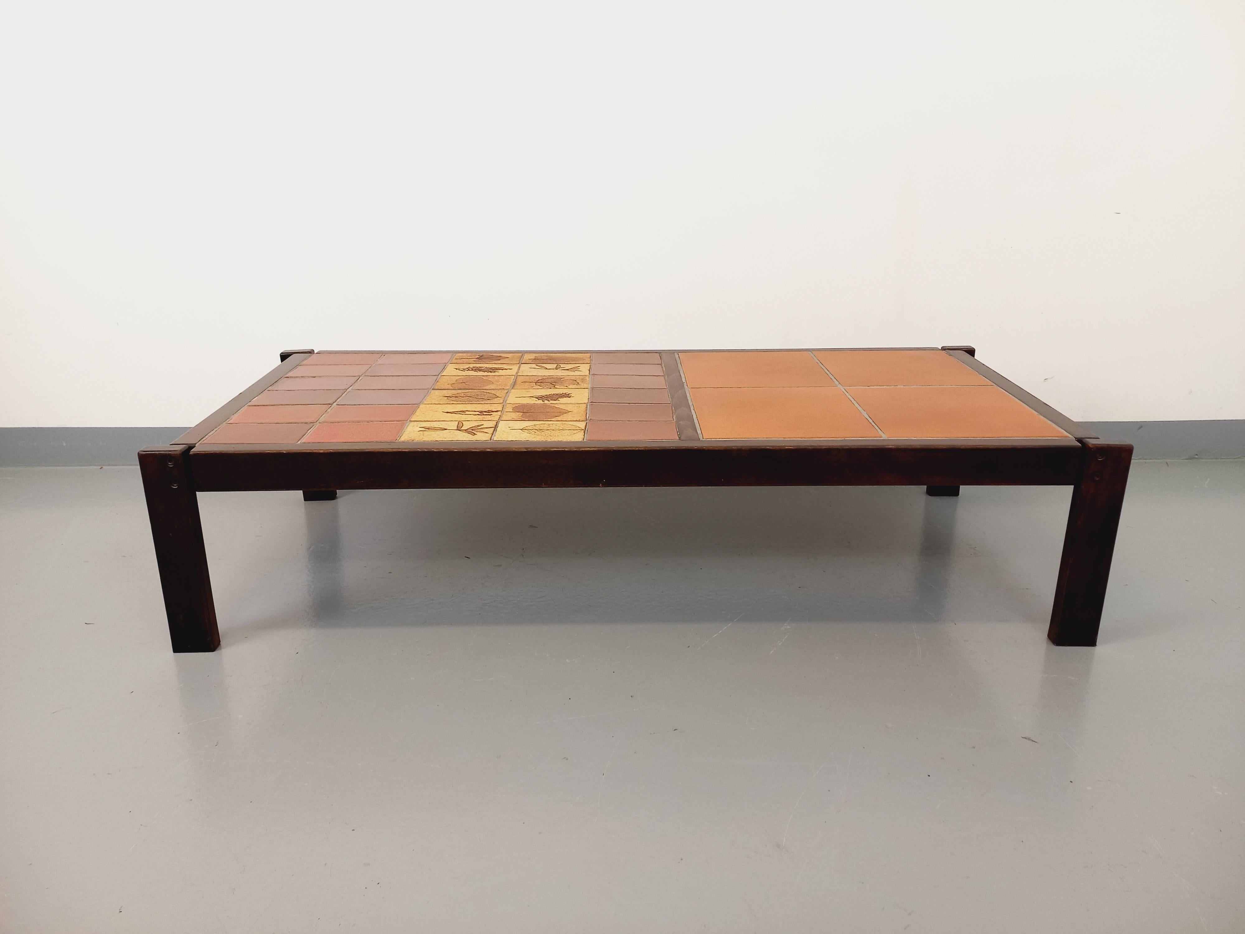 Français Table basse vintage Roger Capron en bois foncé et céramique de Vallauris en vente