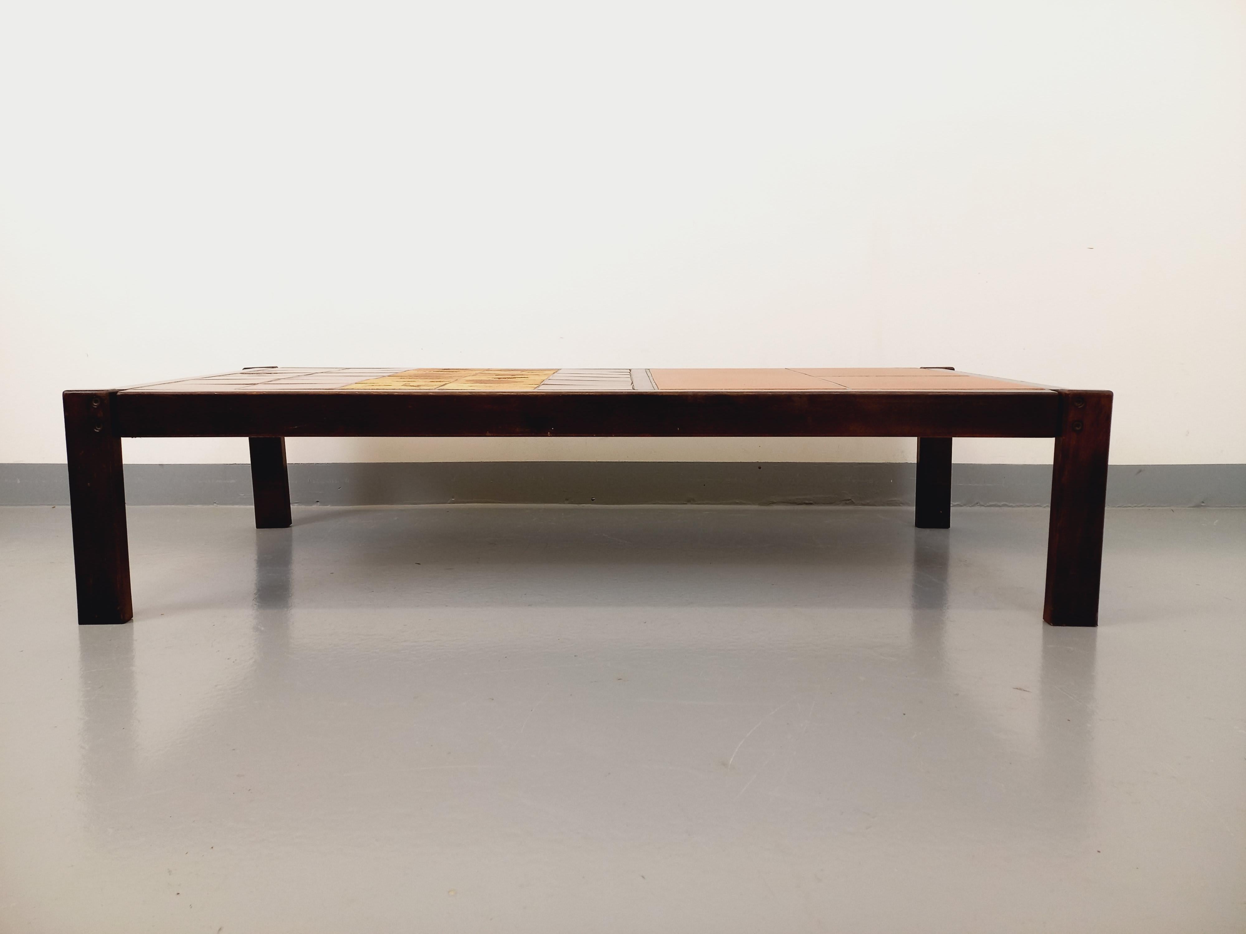 Table basse vintage Roger Capron en bois foncé et céramique de Vallauris Bon état - En vente à BESANÇON, FR