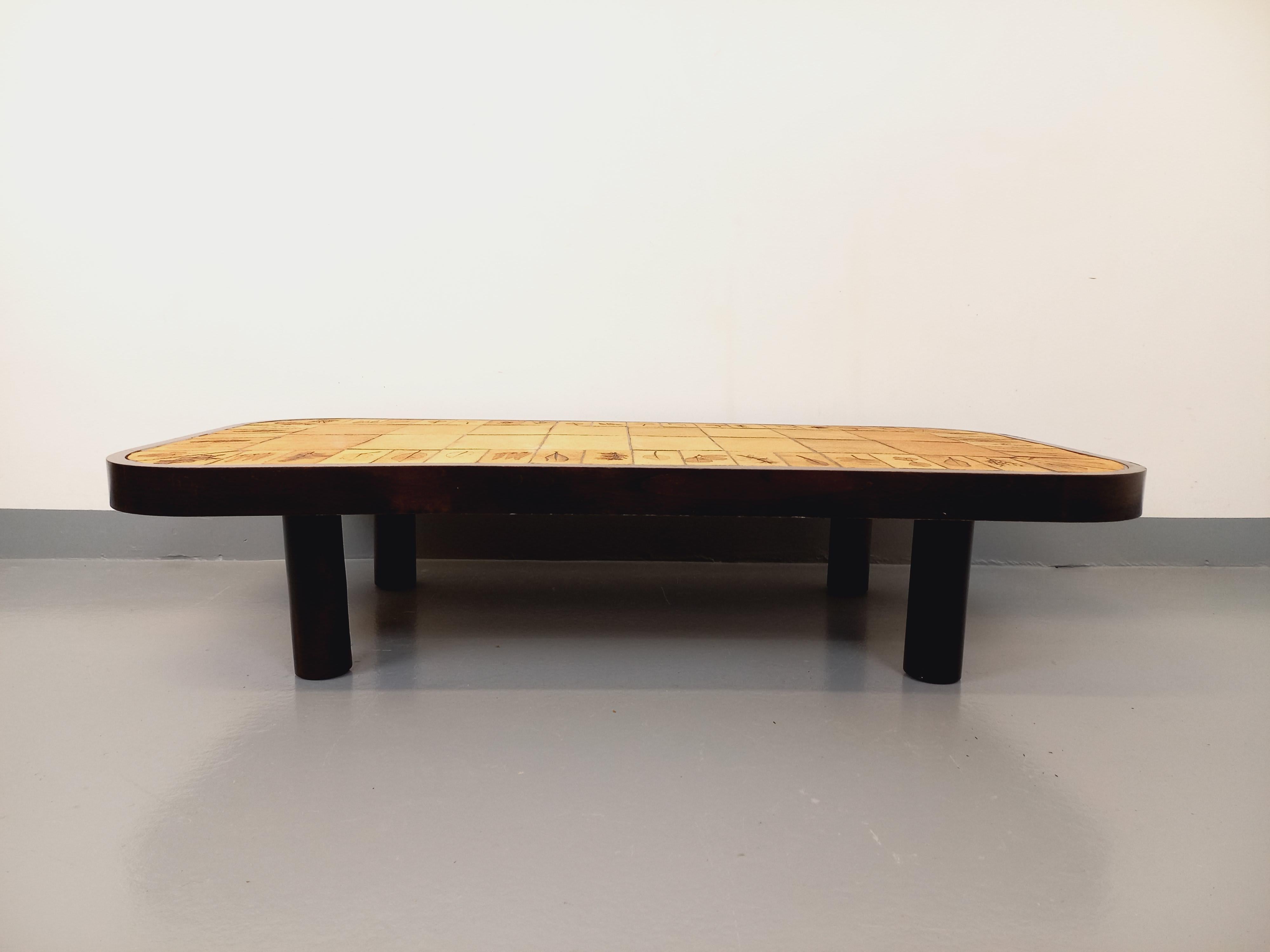 Unterer Tisch Vintage Roger Capron aus Holz und Keramik aus Vallauris im Zustand „Gut“ im Angebot in BESANÇON, FR