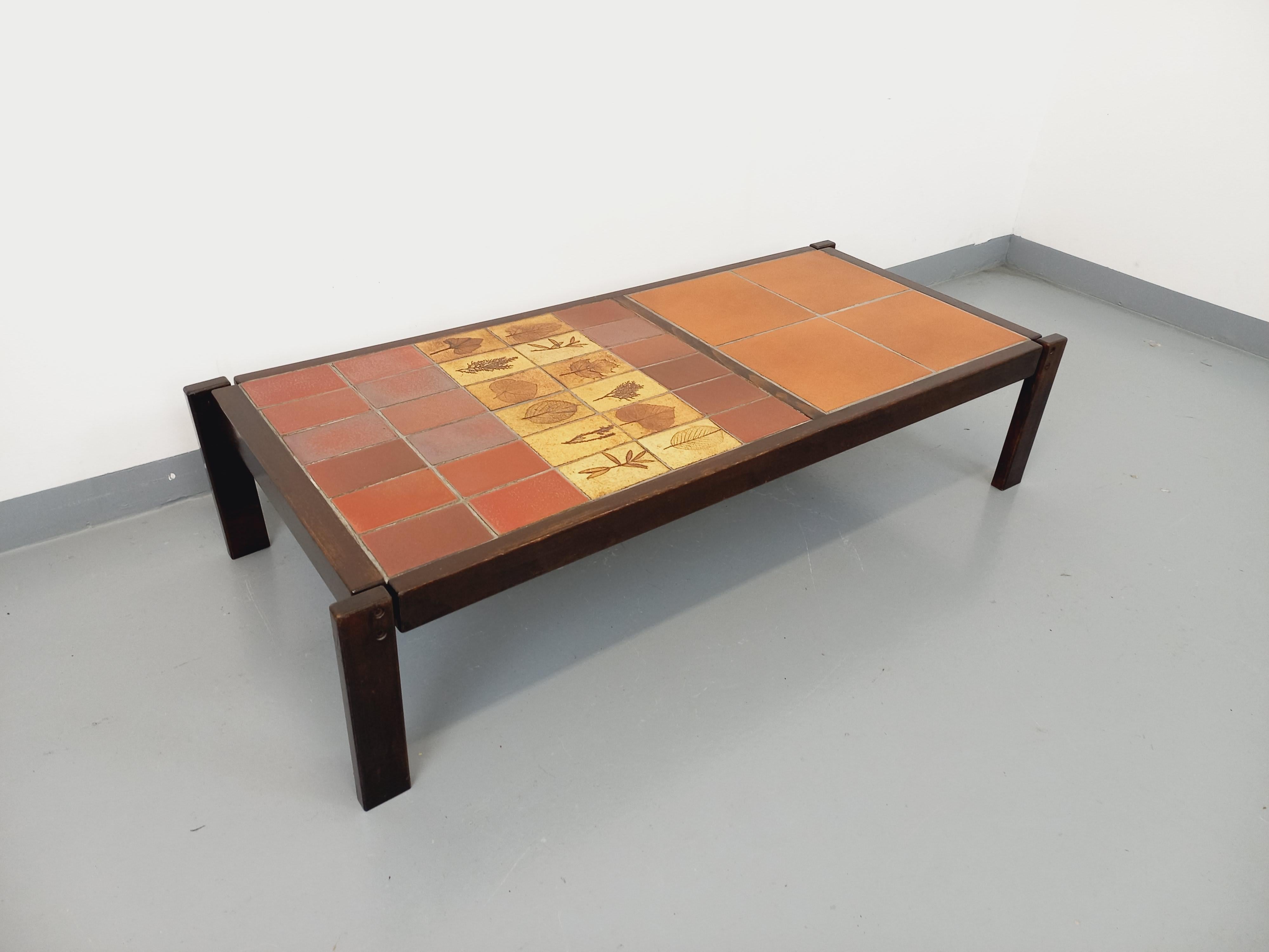 Milieu du XXe siècle Table basse vintage Roger Capron en bois foncé et céramique de Vallauris en vente