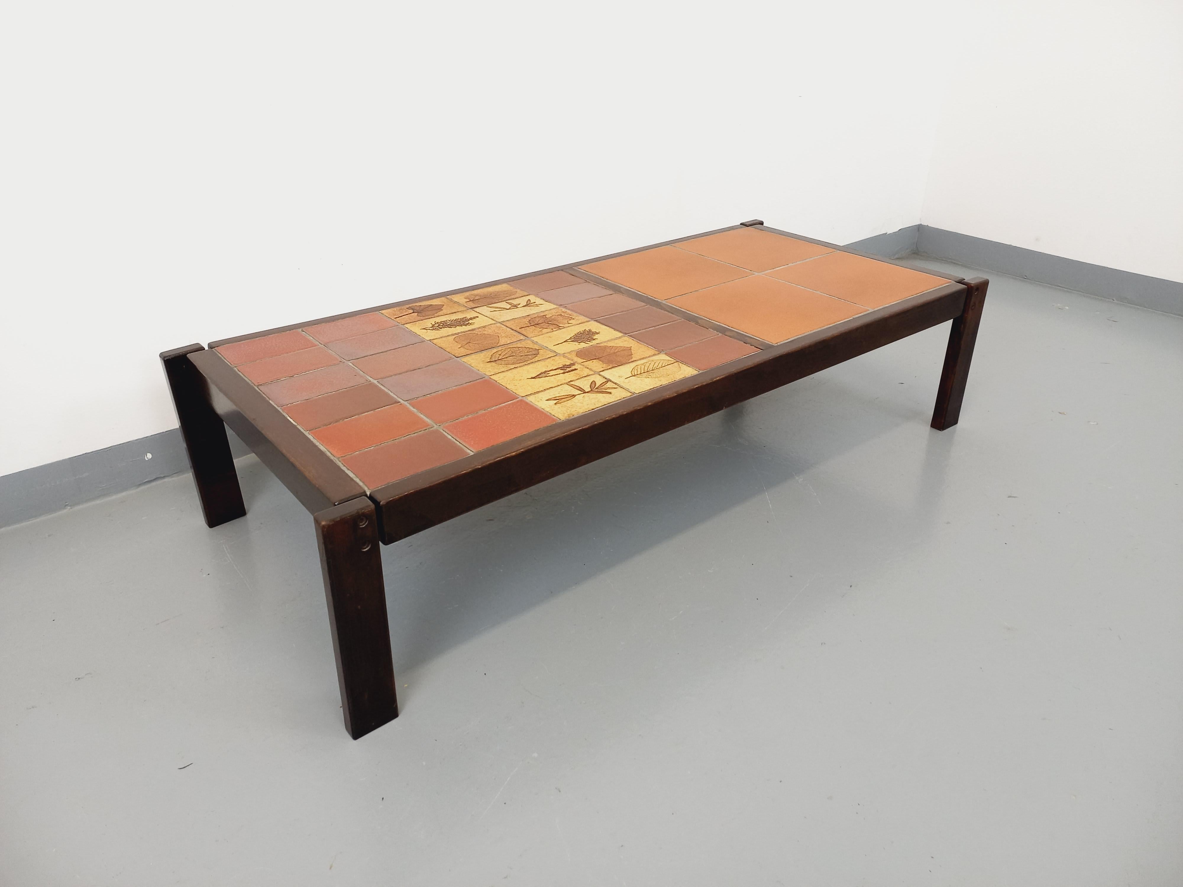 Céramique Table basse vintage Roger Capron en bois foncé et céramique de Vallauris en vente