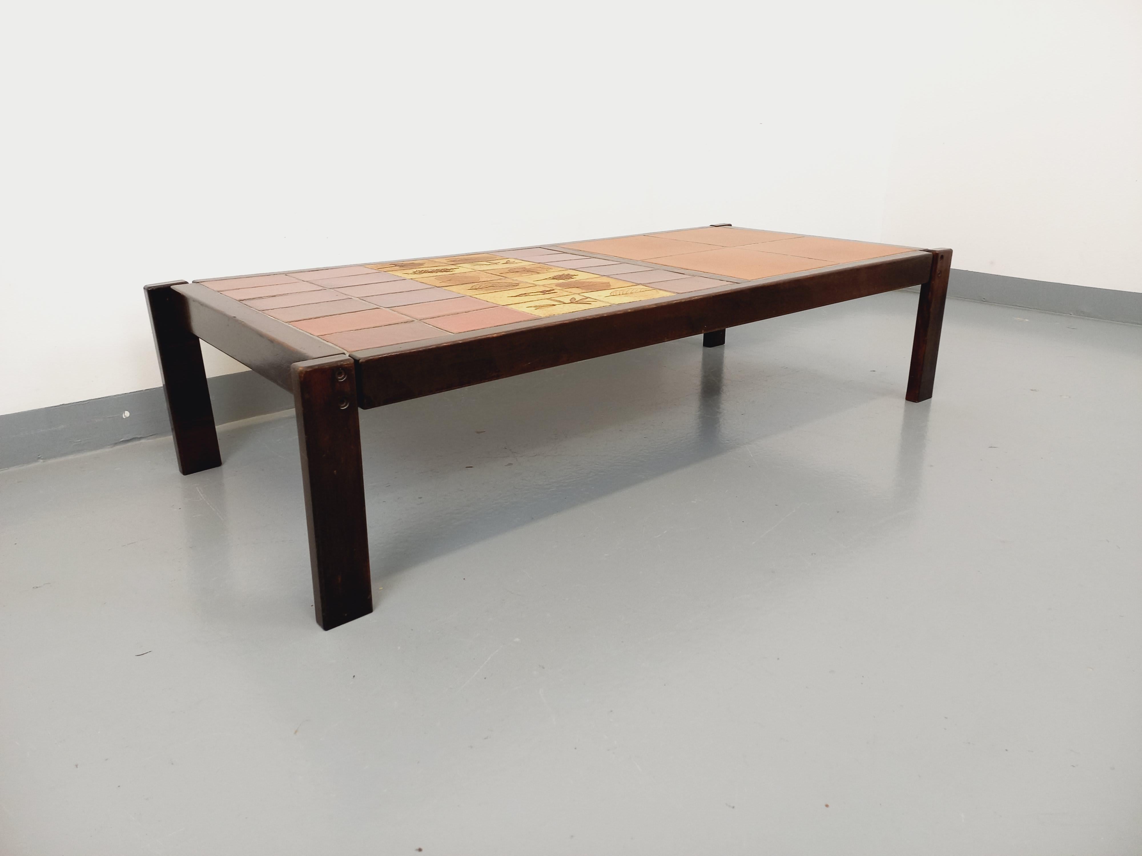 Table basse vintage Roger Capron en bois foncé et céramique de Vallauris en vente 1