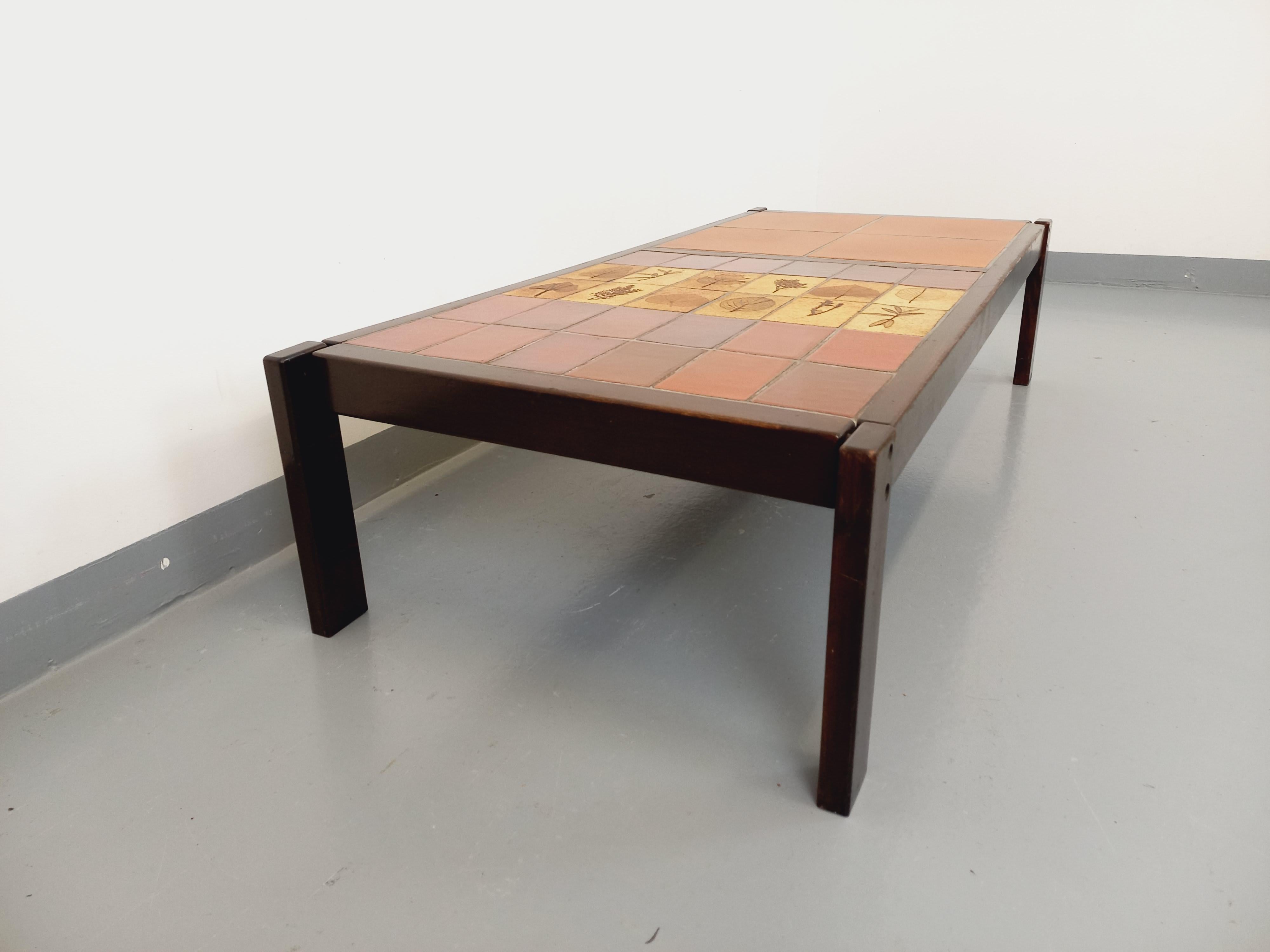 Table basse vintage Roger Capron en bois foncé et céramique de Vallauris en vente 2
