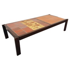 Table basse vintage Roger Capron en bois foncé et céramique de Vallauris