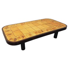 Table basse vintage Roger Capron en bois foncé et céramique de Vallauris