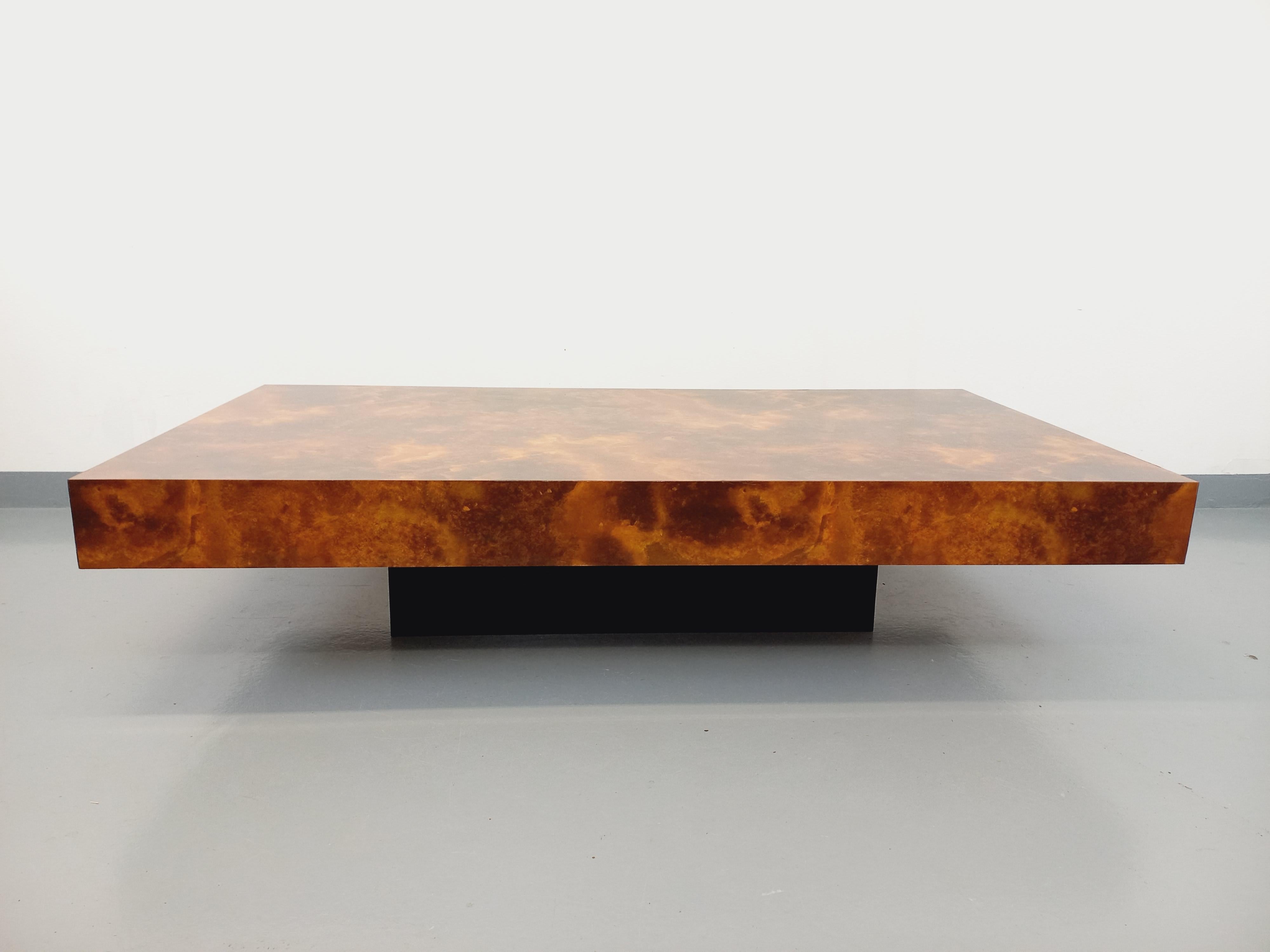 Grande table basse vintage des années 70, style Space Age dans le goût du designer italien Willy Rizzo, grand plateau rectangulaire en mélaminé au décor galactique / espace / univers / céleste, pied central en bois noir, superbe design. Bon état