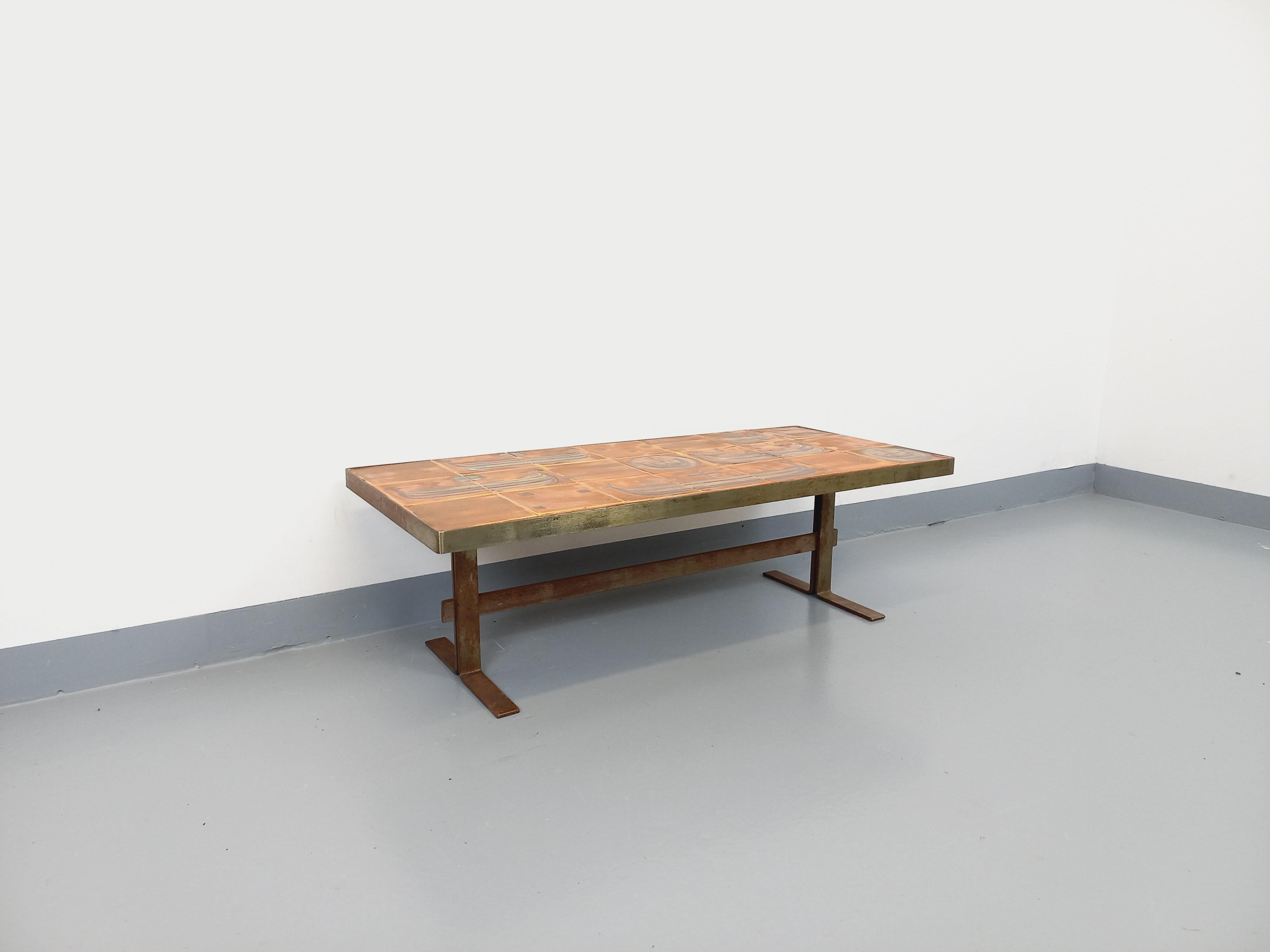 Tavolo basso stile vintage Roche Bobois en acier et céramique des années 70 in vendita 1