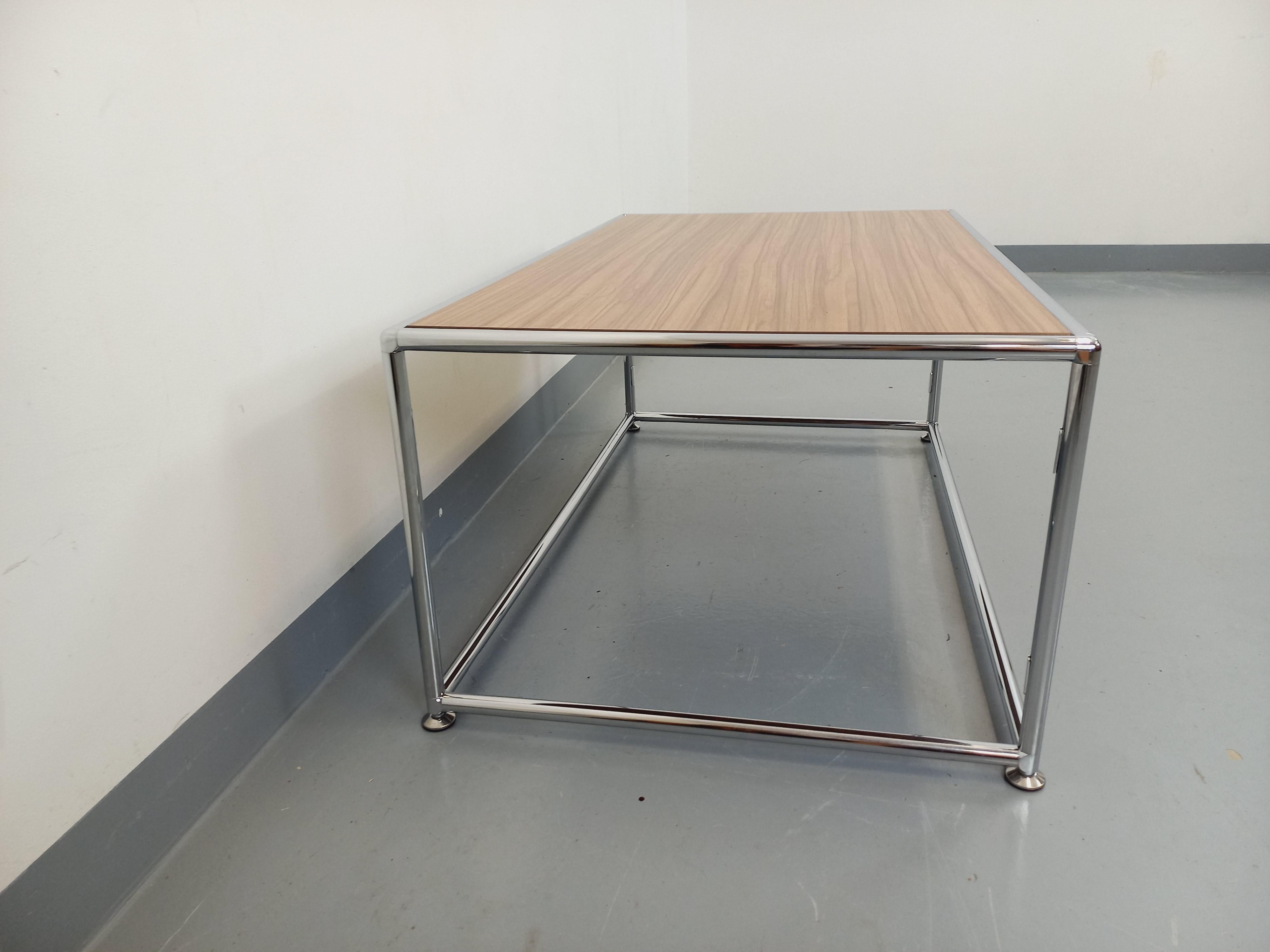 Français Table basse vintage style USM en mélaminé et métal chromé en vente