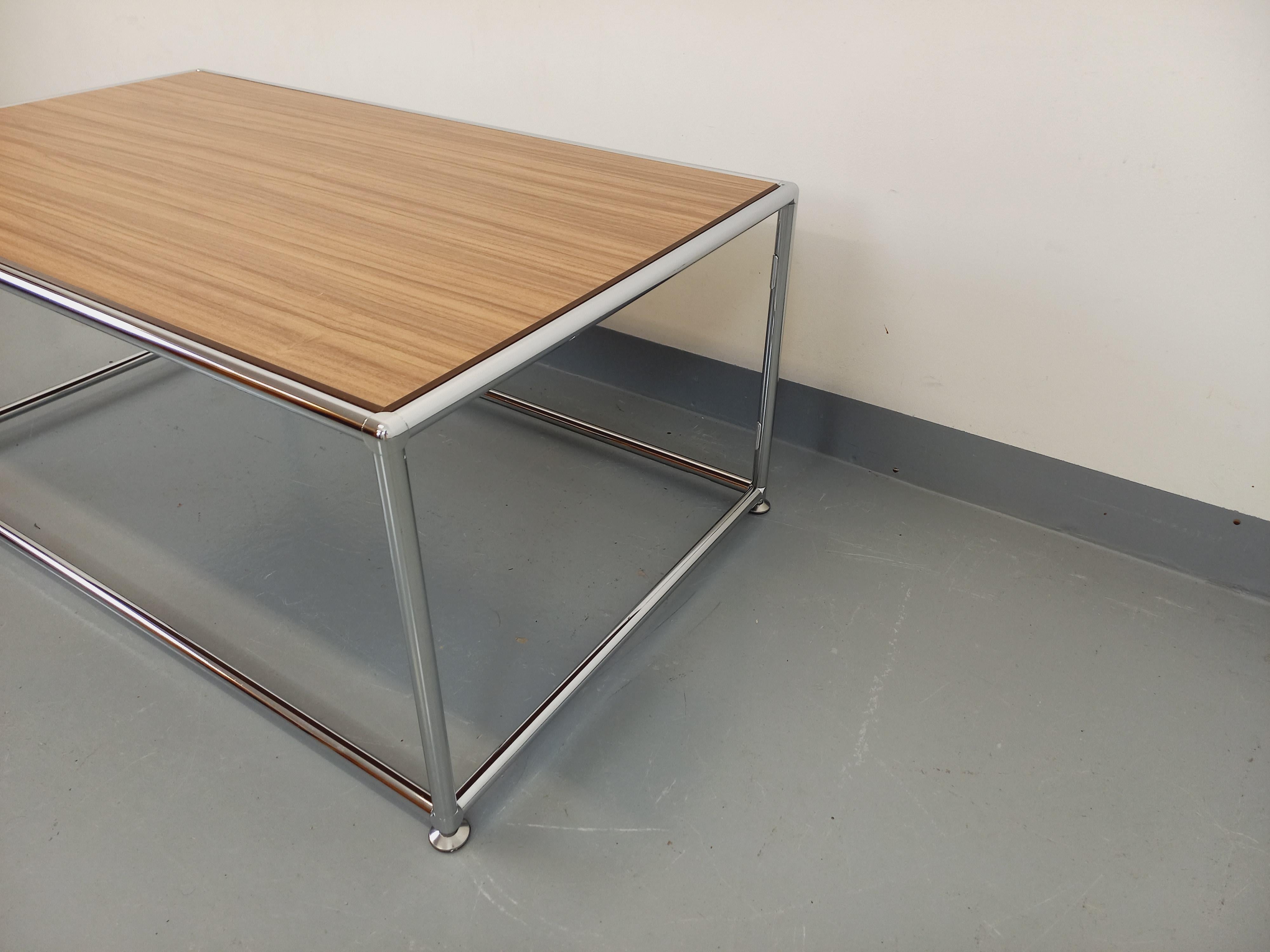 Table basse vintage style USM en mélaminé et métal chromé Bon état - En vente à BESANÇON, FR