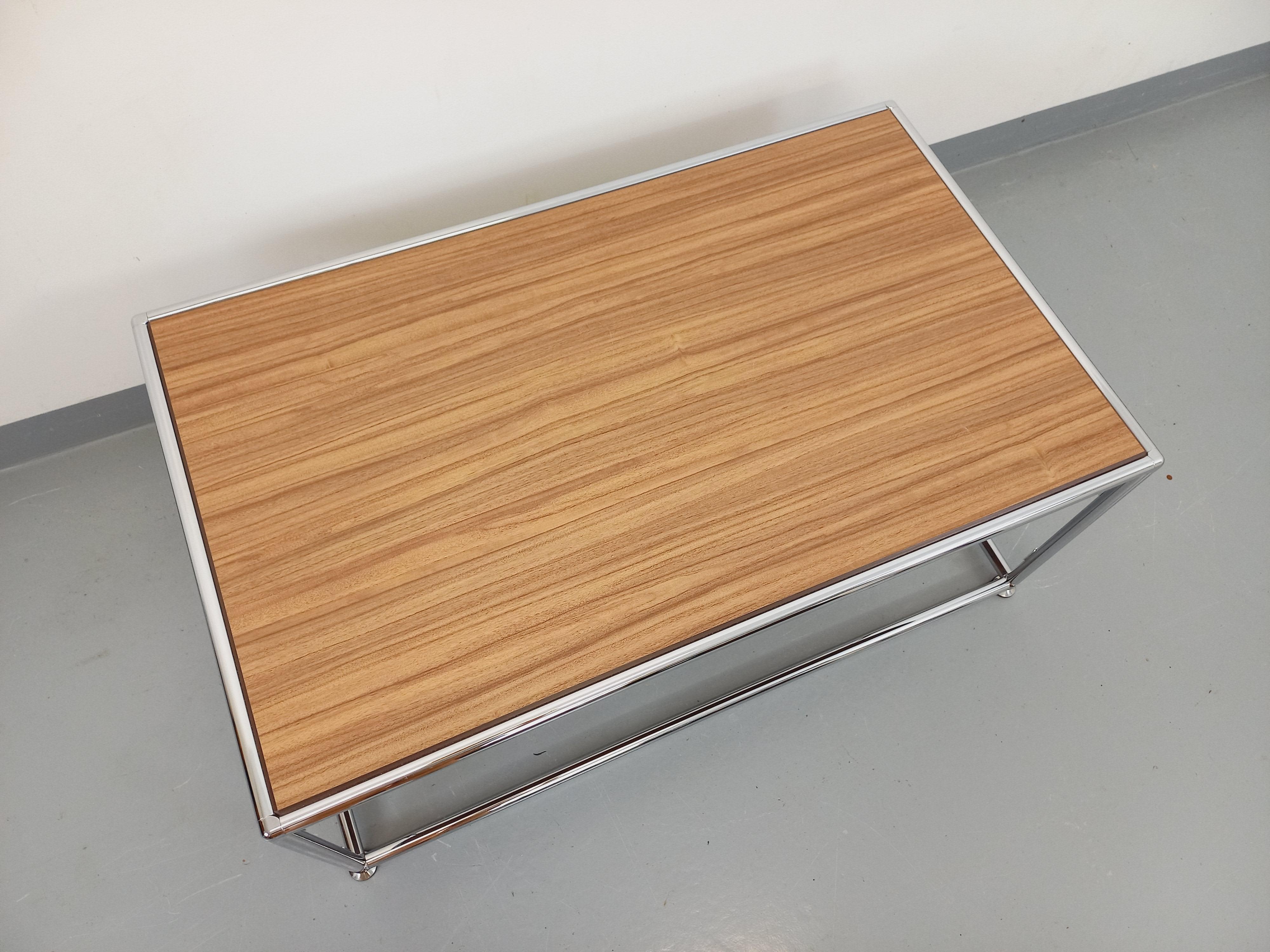 Fin du 20e siècle Table basse vintage style USM en mélaminé et métal chromé en vente