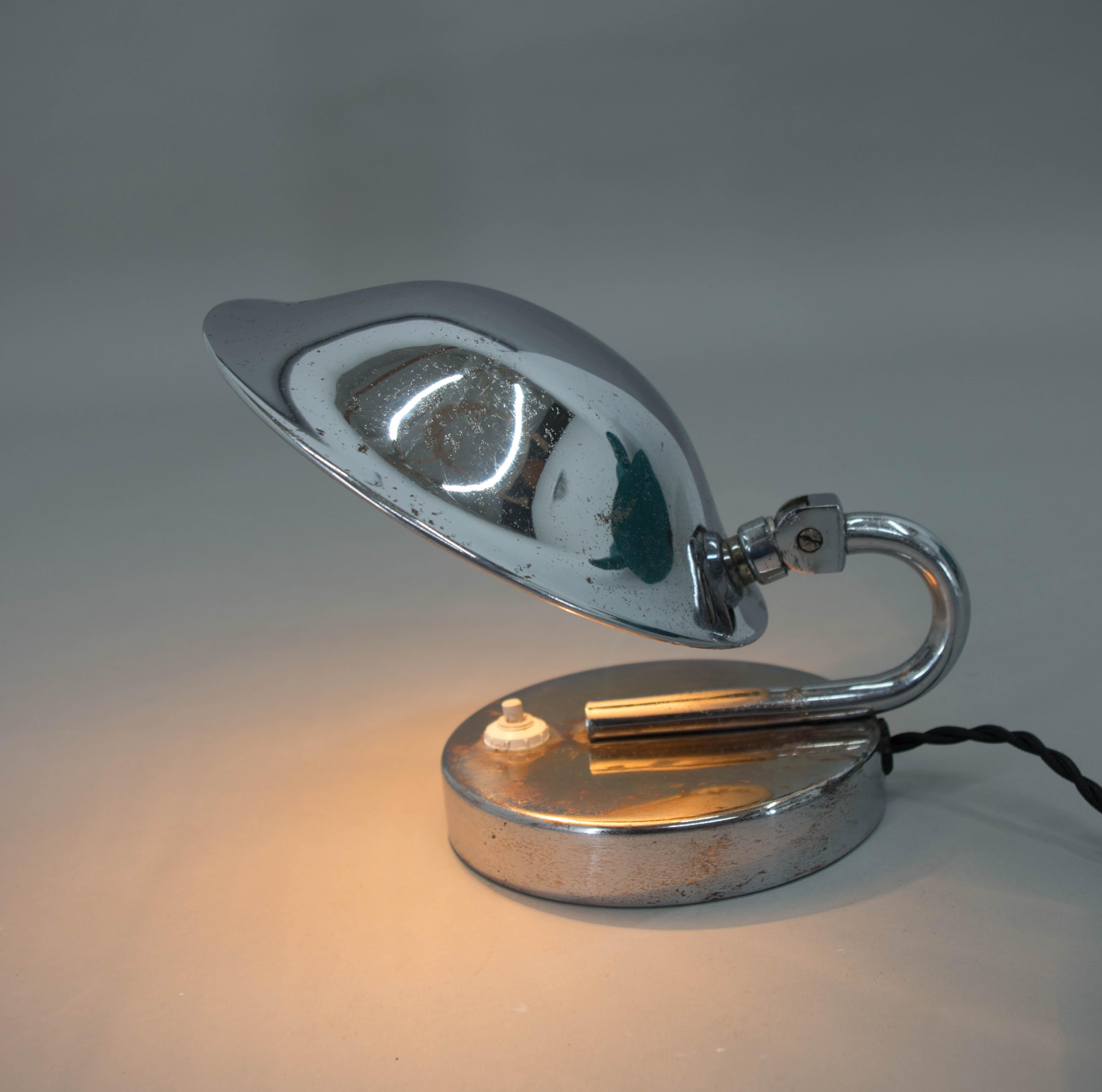 Lampe de table ou de chevet fonctionnaliste/Bauhaus fabriquée par Napako en Tchécoslovaquie dans les années 1930. Abat-jour réglable.
Nettoyé, recâblé : 1x25W, E25-E27 ampoules
Adaptateur pour prise américaine inclus