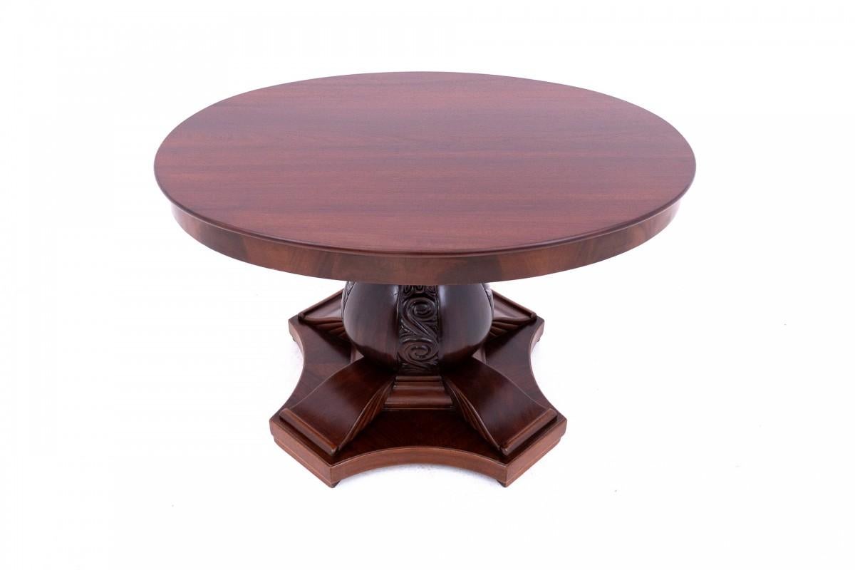 Table-banc, Europe du Nord, vers 1860.

Très bon état, après une rénovation professionnelle.

Bois : acajou

dimensions : hauteur 66 cm longueur 110 cm profondeur 82 cm