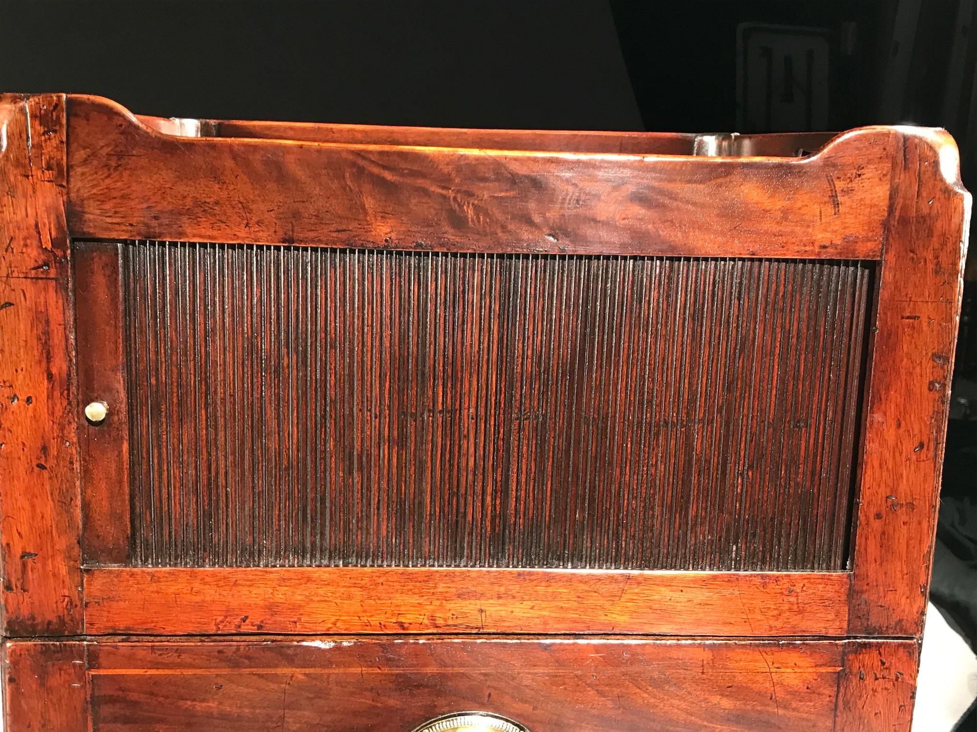 Table à côté d'une commode de nuit ajustée Chippendale avec plateau en acajou Tambour Bon état - En vente à BUNGAY, SUFFOLK