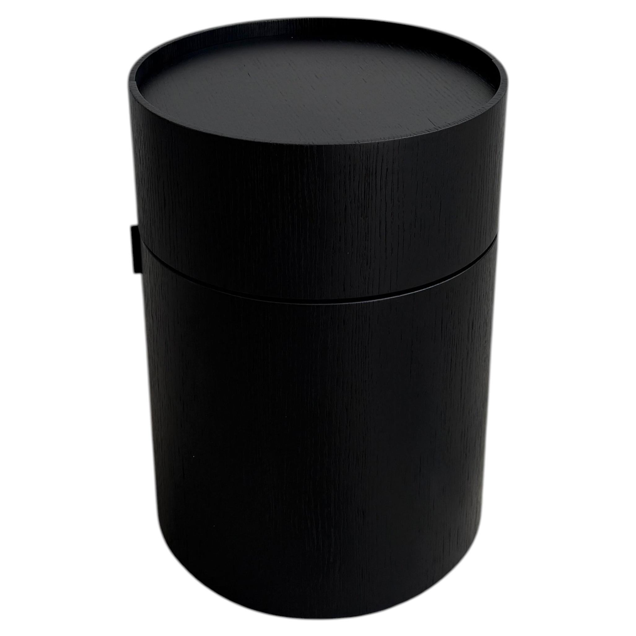 Table, chêne noir sculpté, table d'appoint design, forme cylindrique incurvée, Italie en vente