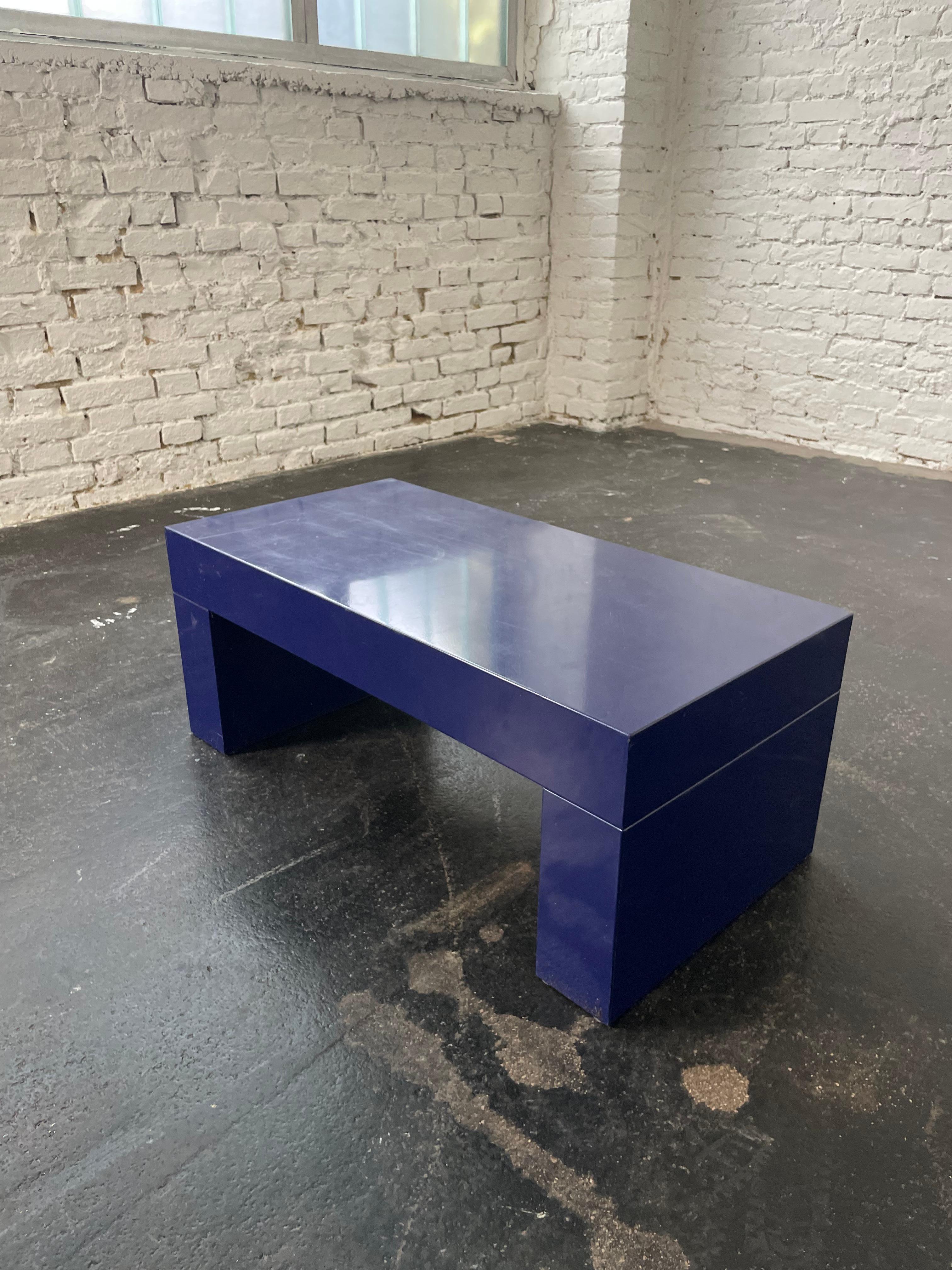 Bench/ Coffee Table “Blue Bench” entworfen von Massimo Vignelli, hergestellt von Heller um circa 2010. Provenienz bedeutende Österreichische Privatsammlung.

Designer: attr Massimo Vignelli 
Modell: Blue Bench 
Hersteller: attr