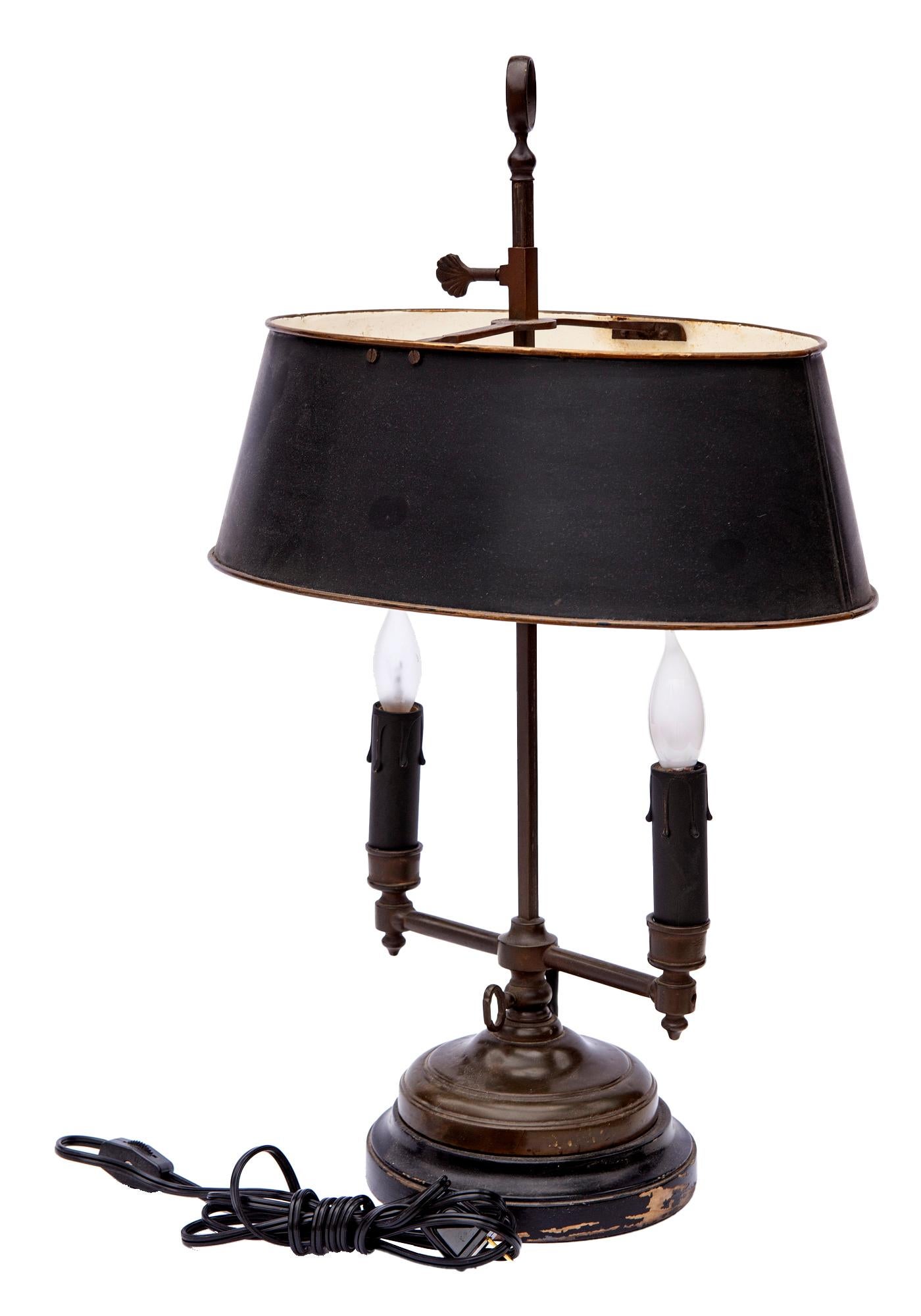 Tisch-Tisch-Bouillotte-Lampe mit Metallschirm (Metallarbeit) im Angebot