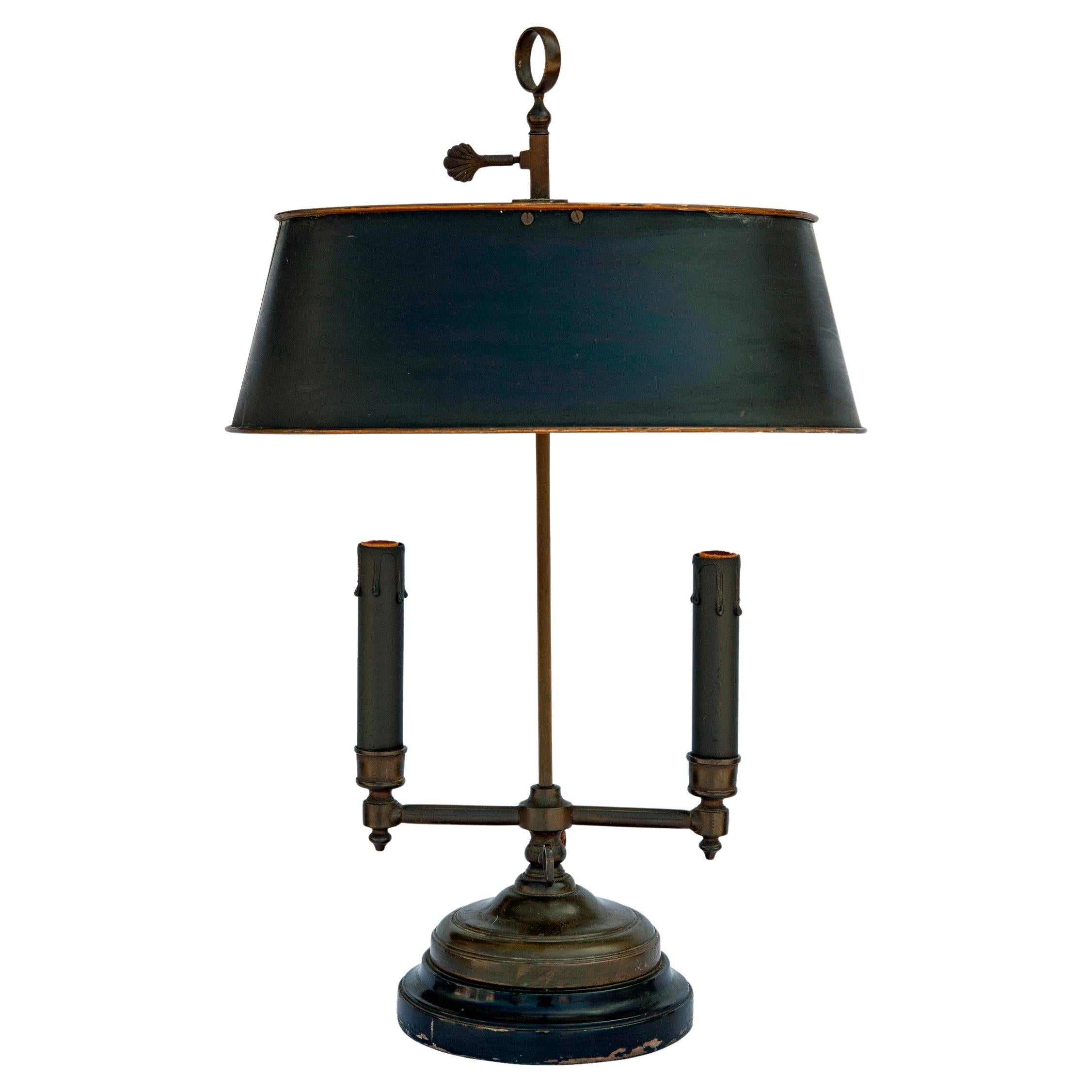 Lampada Bouillotte con due bracci di luce, stile Impero, in patina.
