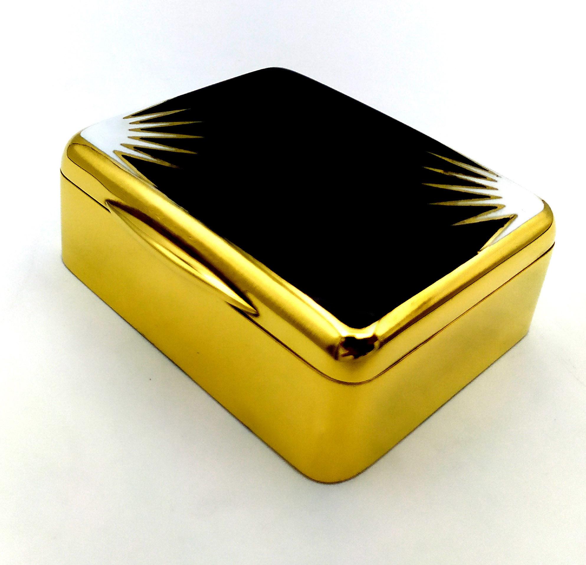 Rectangular table box with rounded corners in 925/1000 sterling silver gold plated with Art Deco style design on lid with rays on two corners and black and white fire enamel. Measures 7.8 x 9.4 x 3.5 cm. Weight gr. 230. Designed by Giorgio Salimbeni