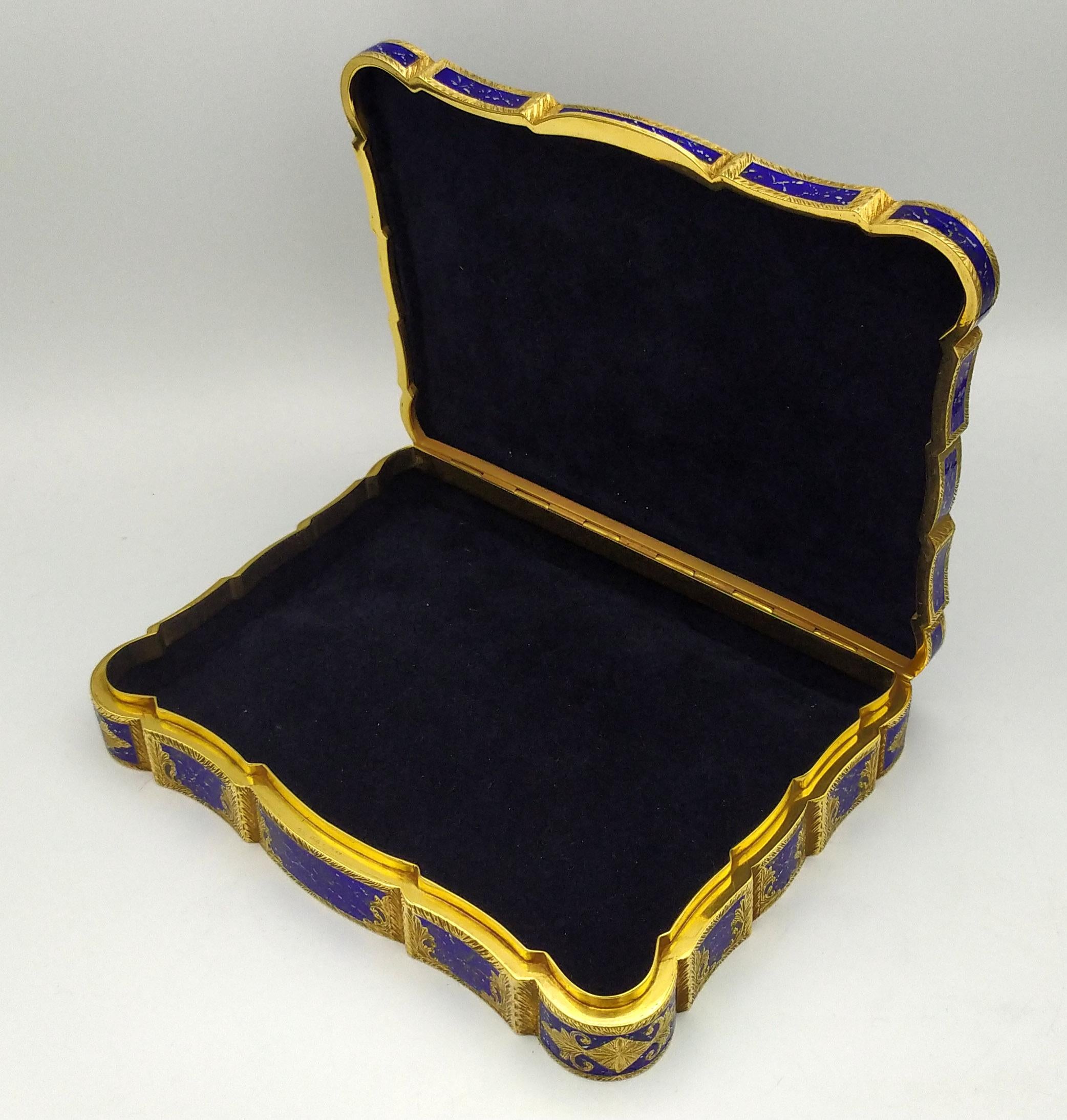 Rectangular shaped table box in 925/1000 sterling silver gold plated with fine hand-engravings fire enameled hand-painted like lapis lazuli stone and beautiful hand-painted enameled miniature by the painter Renato Dainelli depicting St. Basil's